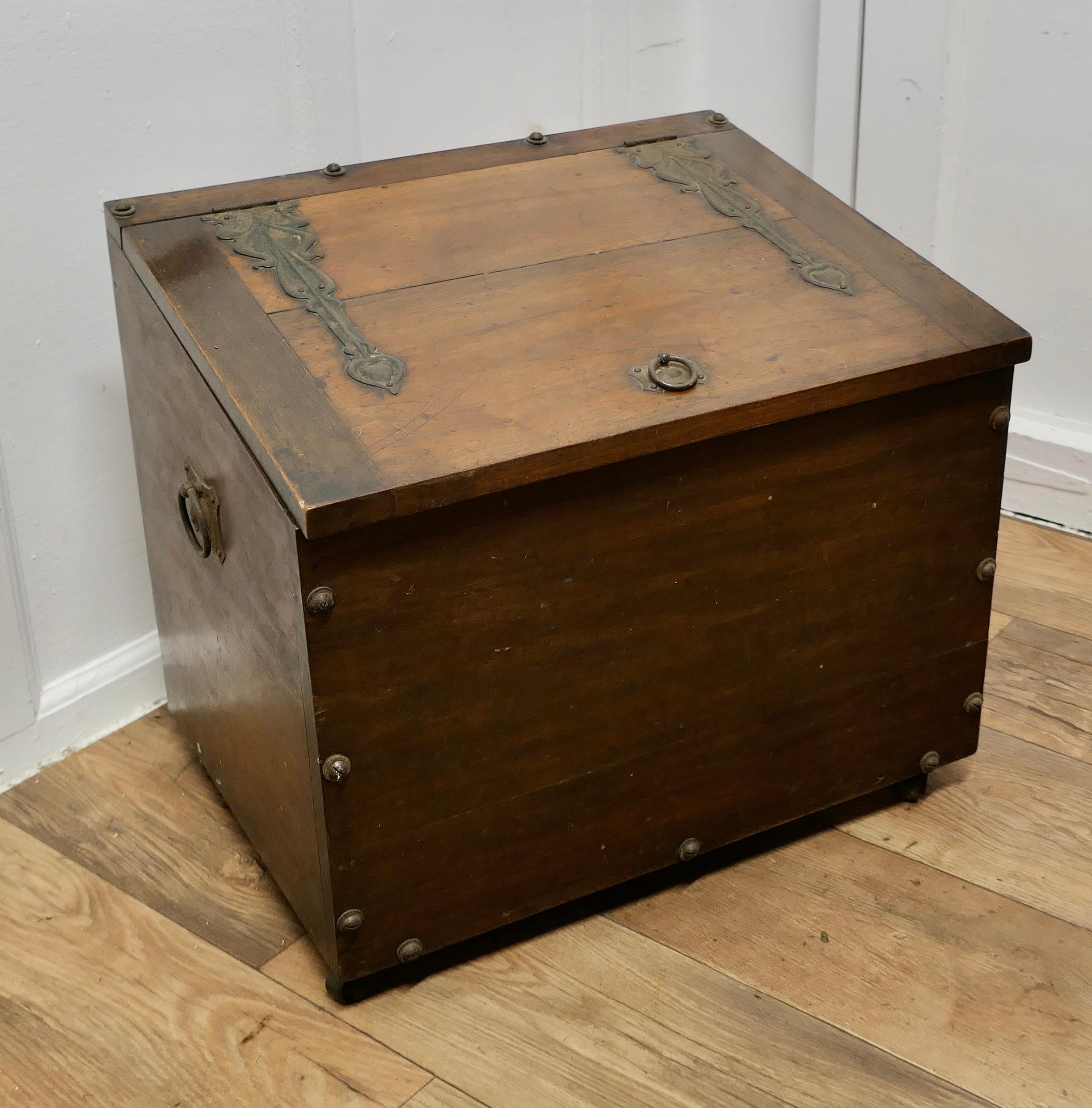 Fin du XIXe siècle Boîte à bûches ou à rangement en Oak Art Nouveau  Cette grande boîte à bûches est fabriquée en noyer massif.  en vente
