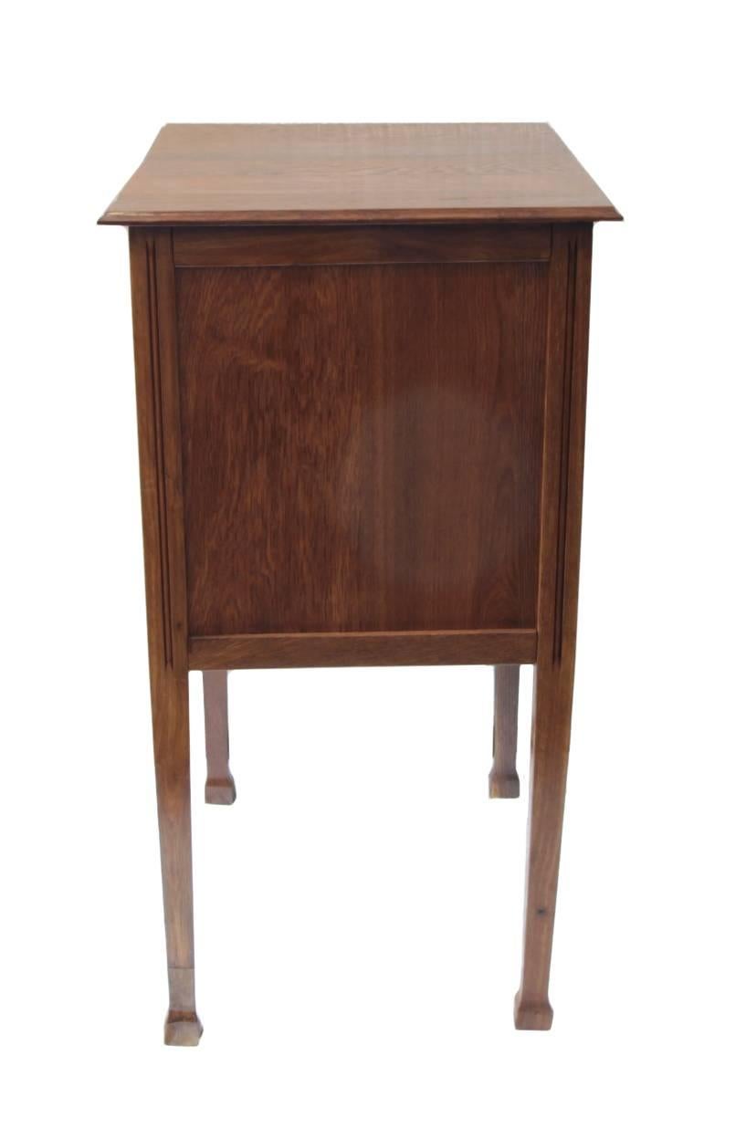 Art nouveau Petit meuble de rangement d'appoint en chêne Art Nouveau en vente