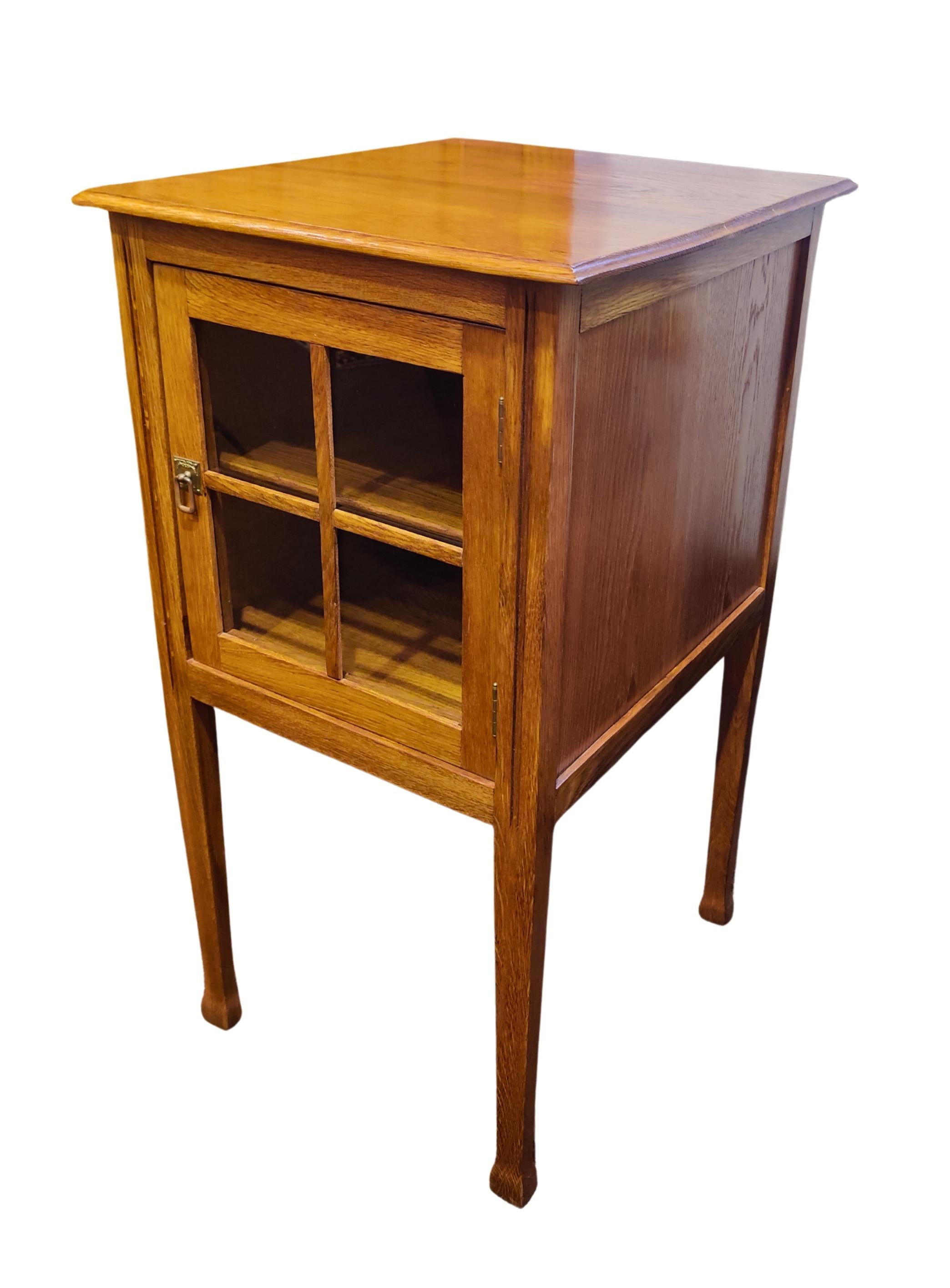 Quercia Piccolo mobile laterale in stile Art Nouveau Oak in vendita