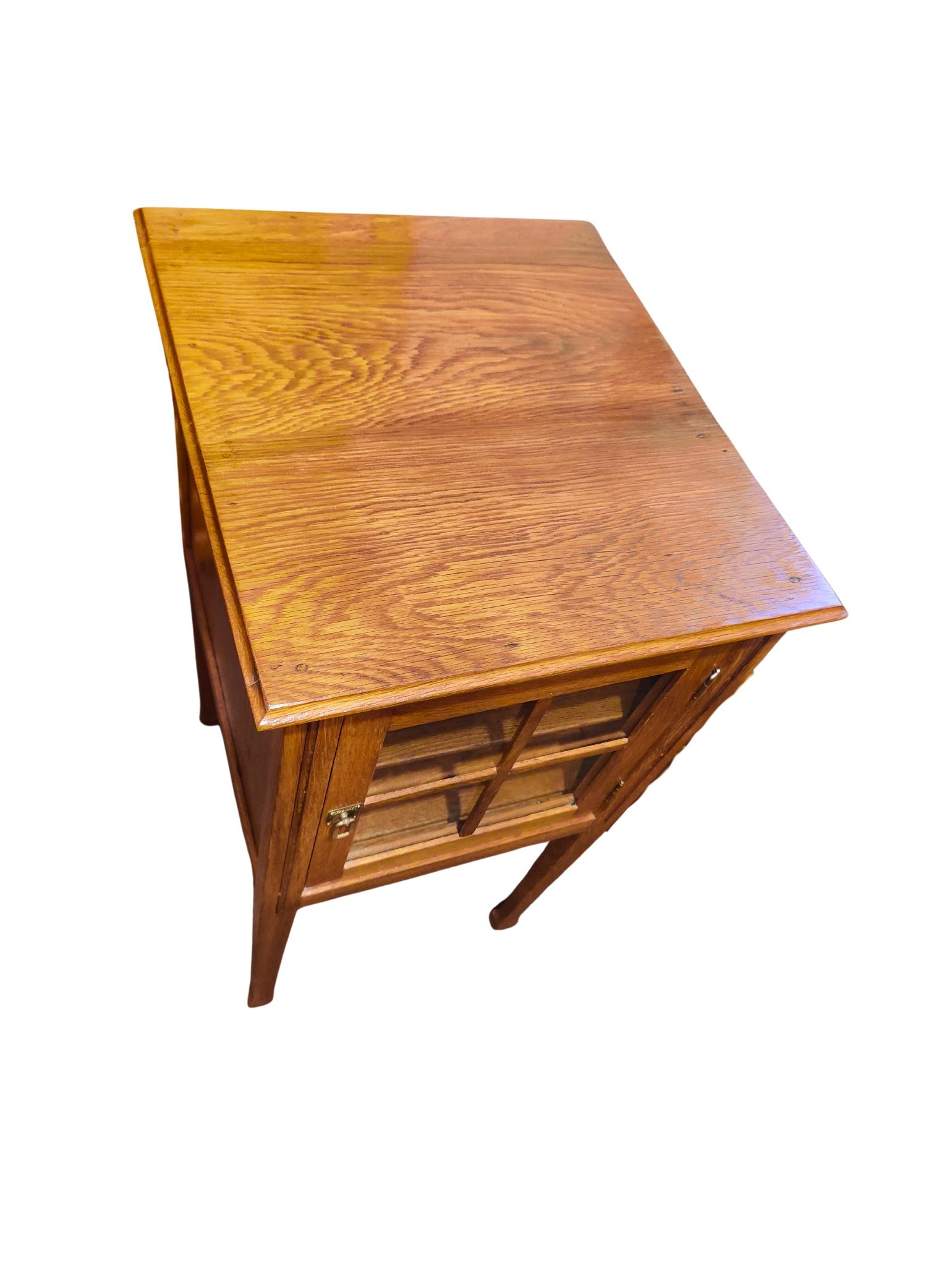 Piccolo mobile laterale in stile Art Nouveau Oak in vendita 1