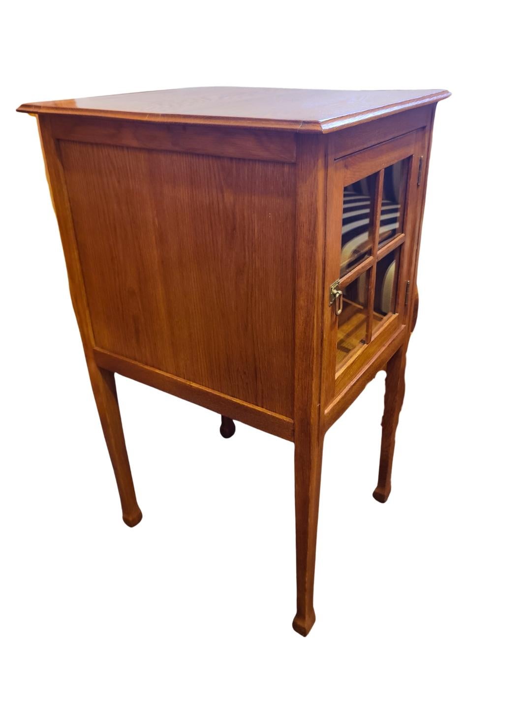 Piccolo mobile laterale in stile Art Nouveau Oak in vendita 2