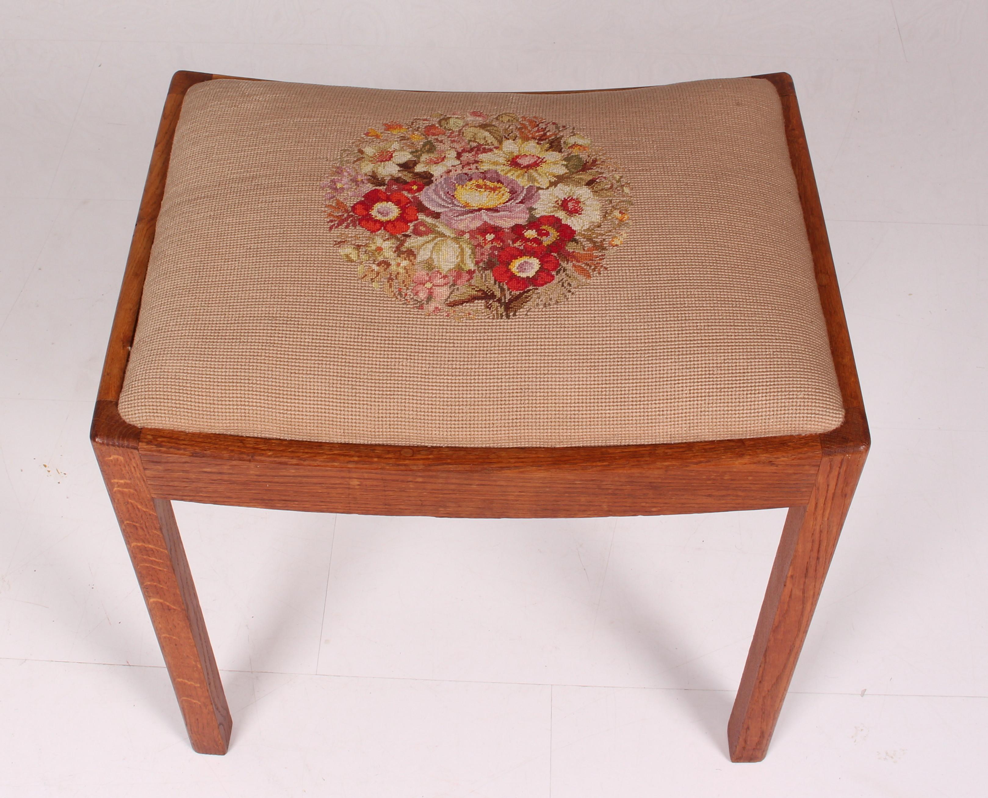 art nouveau oak stool chair Jugendstil Rabenau embroidery a. 1910 exc condition For Sale 1