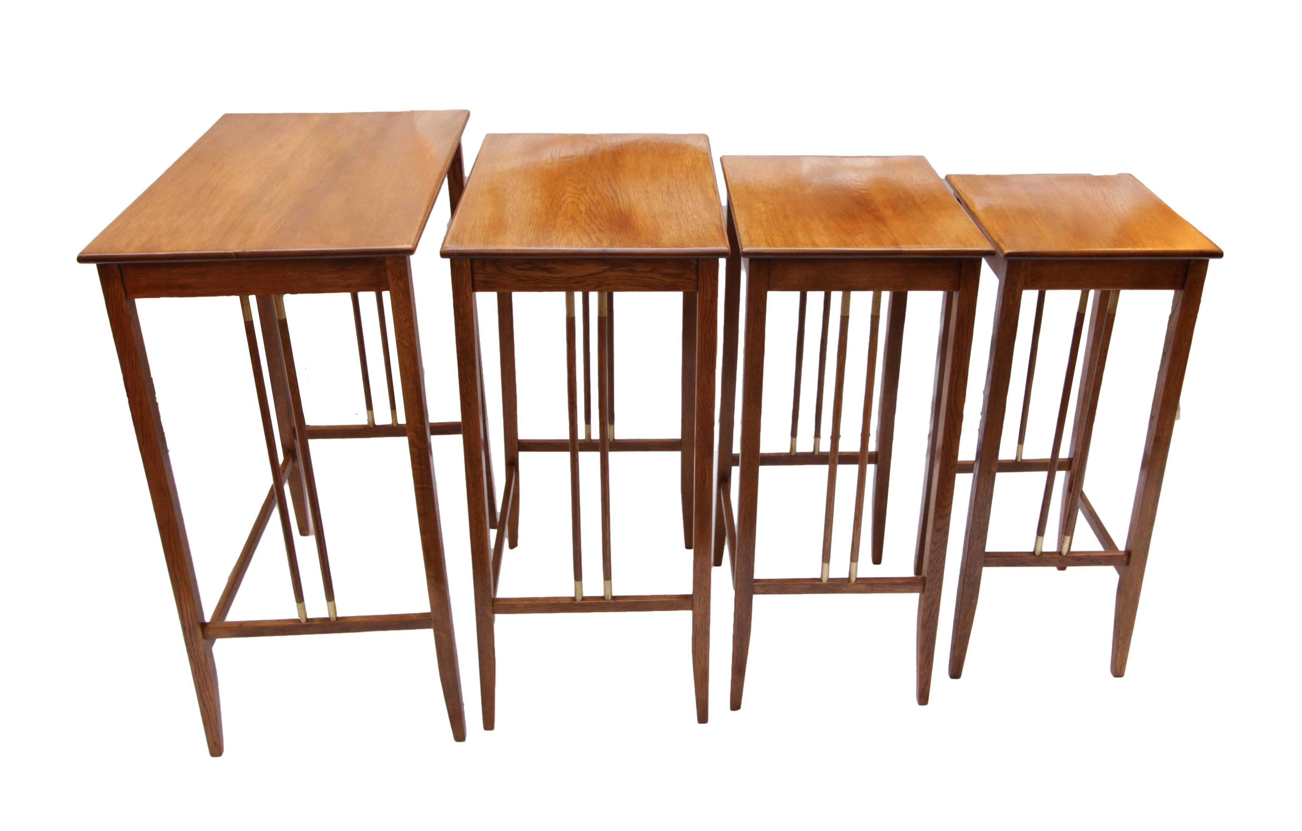 Art Nouveau Oak-Wood Set of Nesting Tables (Deutsch)
