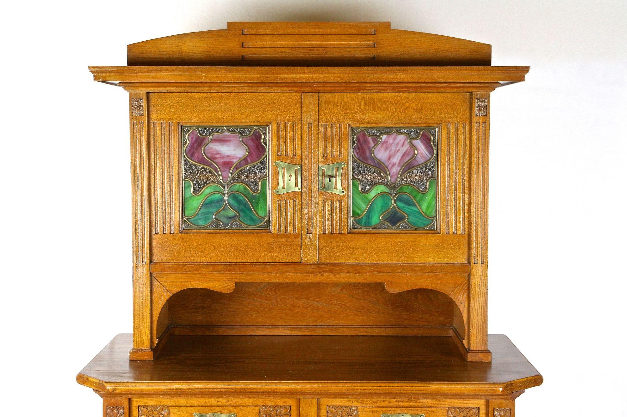 Art nouveau Meuble de rangement en bois de chêne Art Nouveau avec incrustations en verre de style Tiffany, vers 1910 en vente