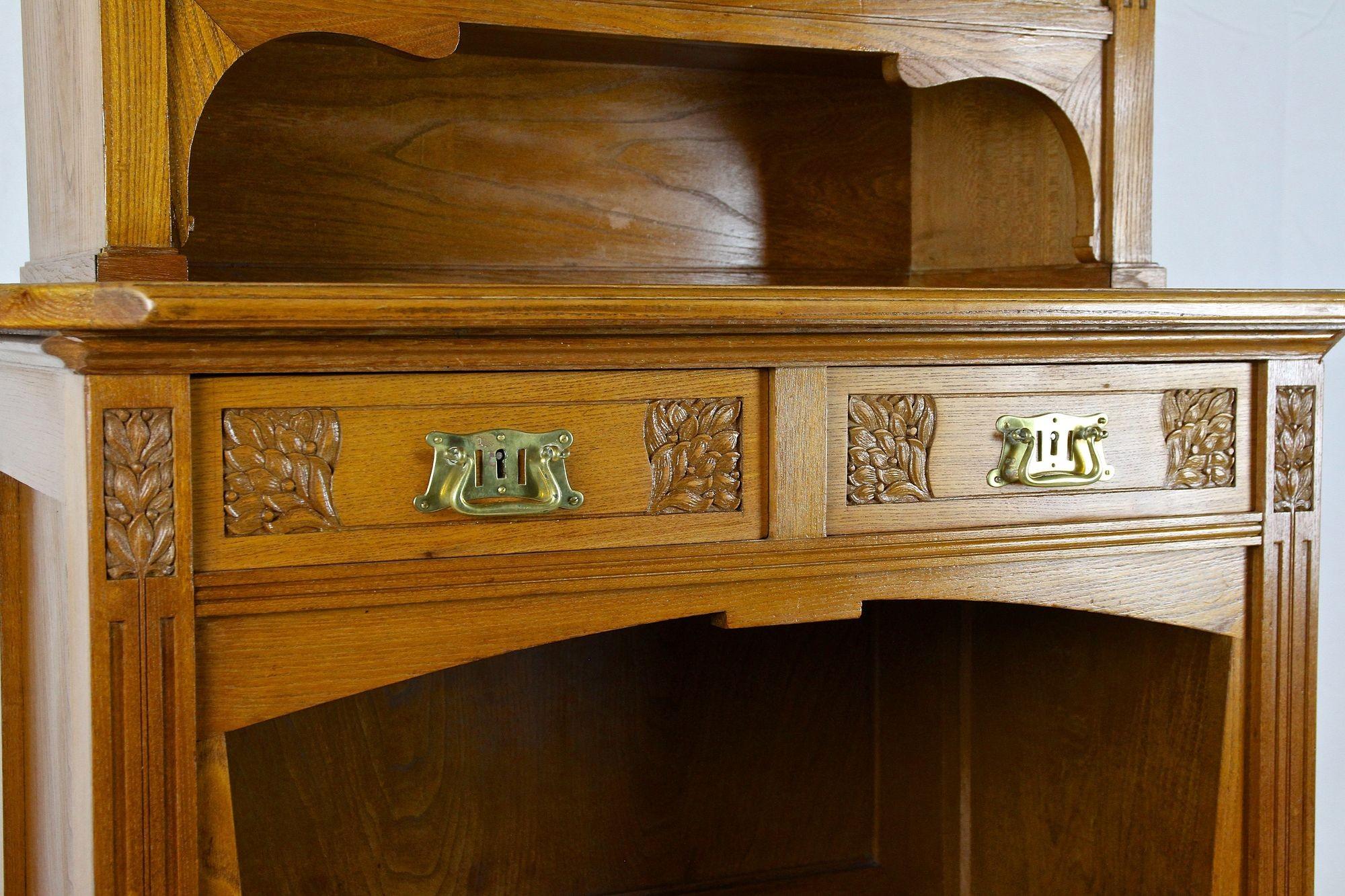 Jugendstil-Schrank/Buffet aus Eichenholz mit Glasintarsien im Tiffany-Stil, AT um 1910 im Angebot 1