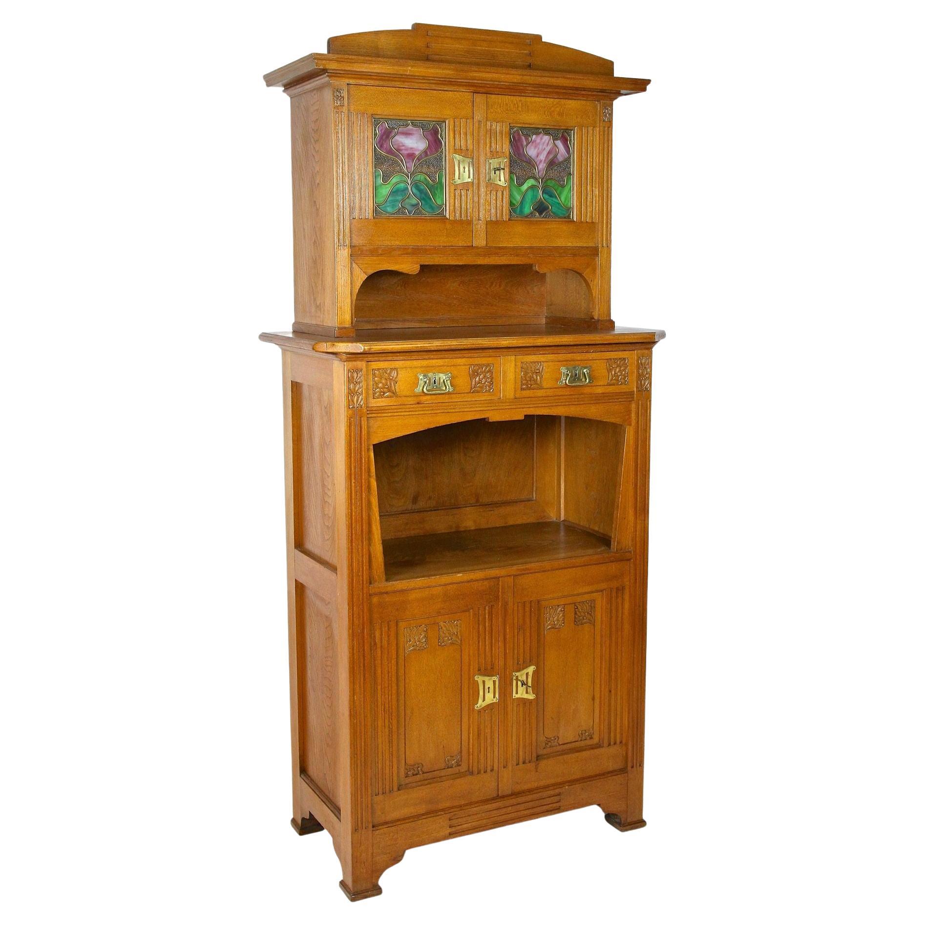 Meuble de rangement en bois de chêne Art Nouveau avec incrustations en verre de style Tiffany, vers 1910 en vente