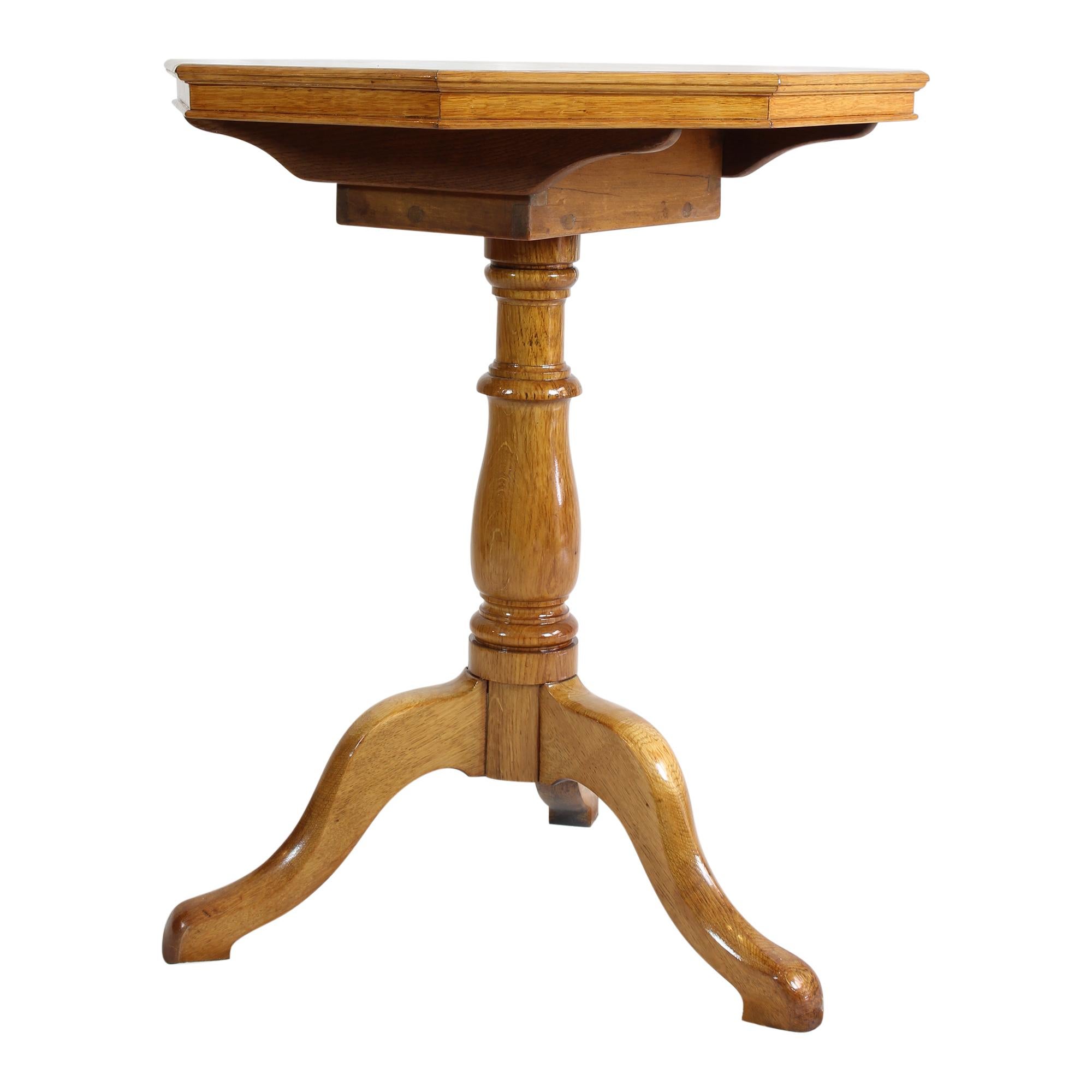 The chess table dates from the early 20th century or the Art Nouveau period. The table consists of a central base with three arms, on which sits a small cassette on which the chess plate sits. The cassette can be turned including the table top and
