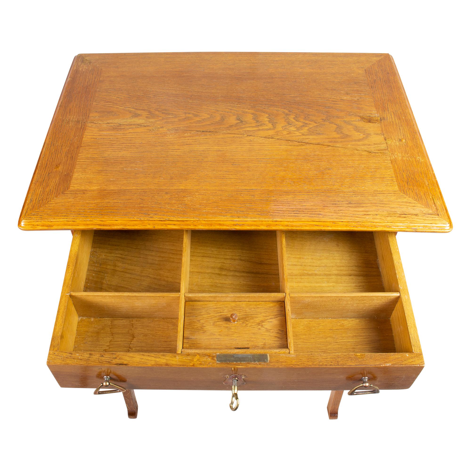 Mesa auxiliar / de costura Art Nouveau de madera de roble en venta 5