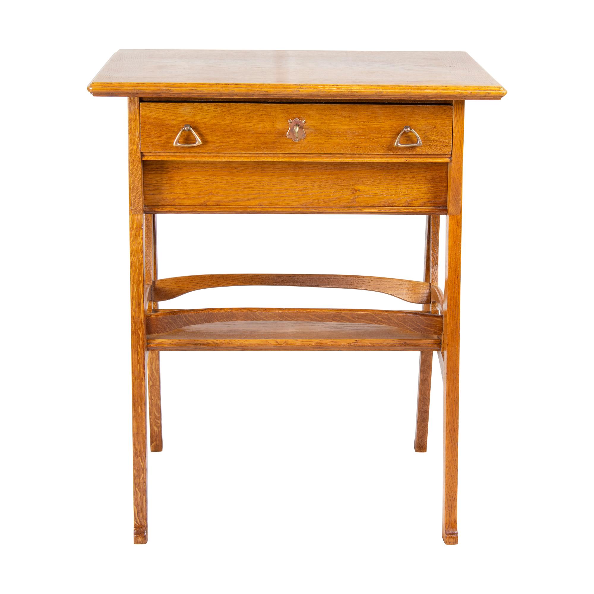 Schöner Näh- oder Beistelltisch aus Eichenholz. Der Tisch stammt aus der Zeit des Jugendstils, genauer gesagt aus der Zeit, um 1905. Der Tisch hat ein sehr schönes Jugendstildesign. Die untere Schublade kann in beide Richtungen geöffnet werden. In