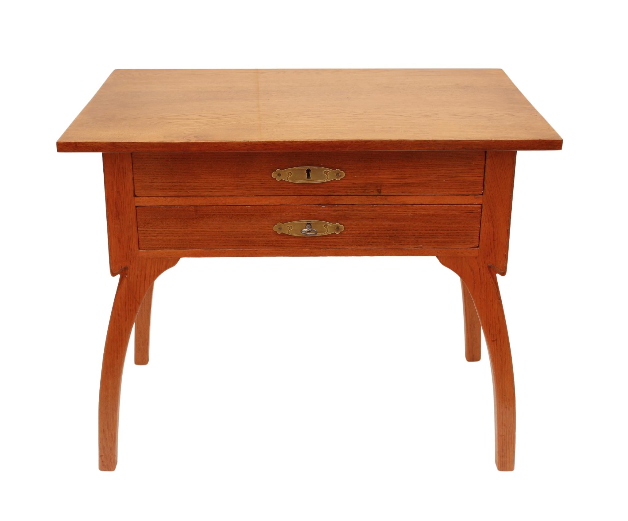 Jolie table de couture ou d'appoint en bois de chêne. La table date de la période Art nouveau, vers 1910 pour être précis. La table présente un magnifique design Art nouveau. La petite table est relativement basse et peut donc être utilisée comme
