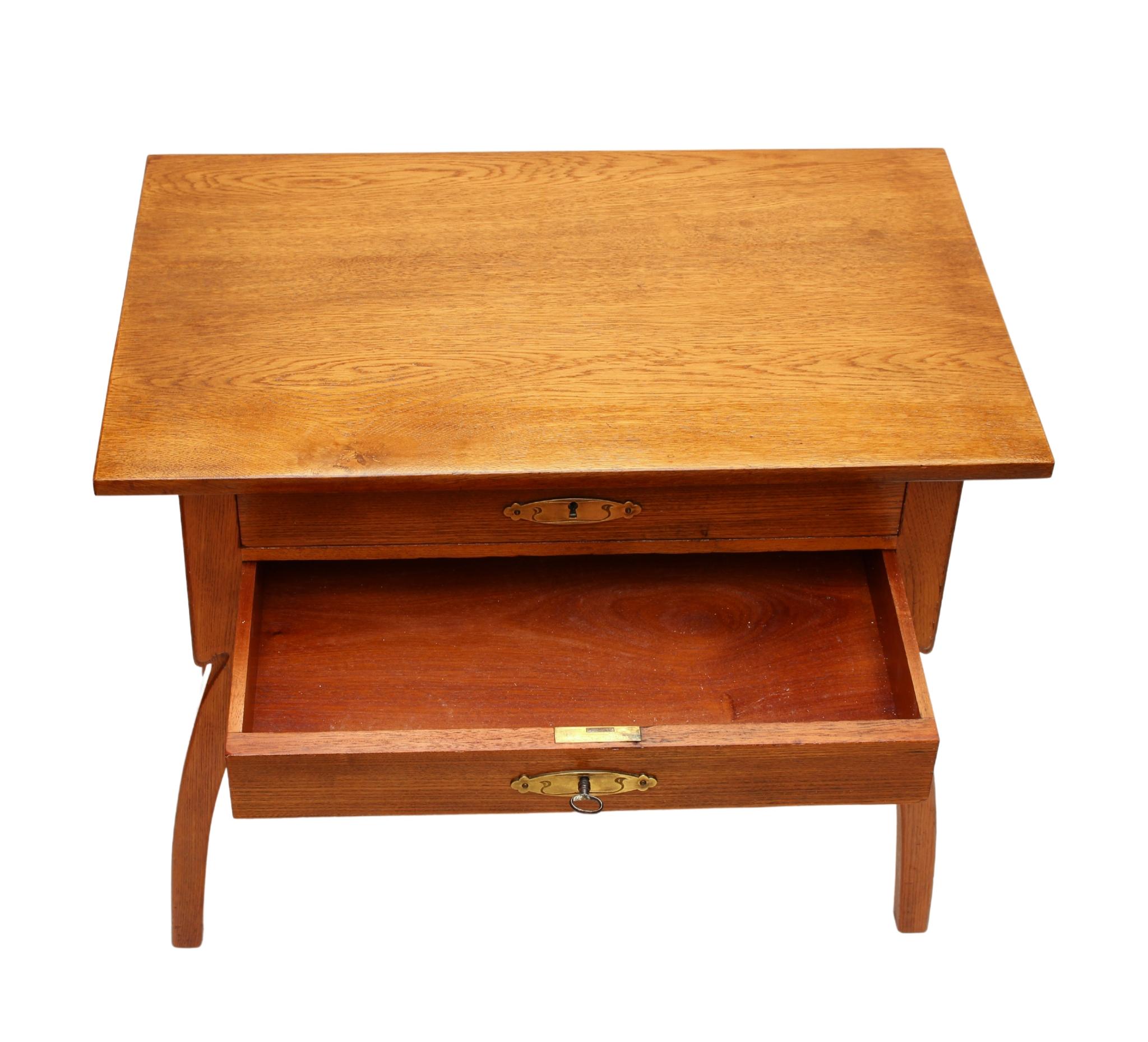 Art nouveau Table de couture / d'appoint Art Nouveau en bois de chêne en vente