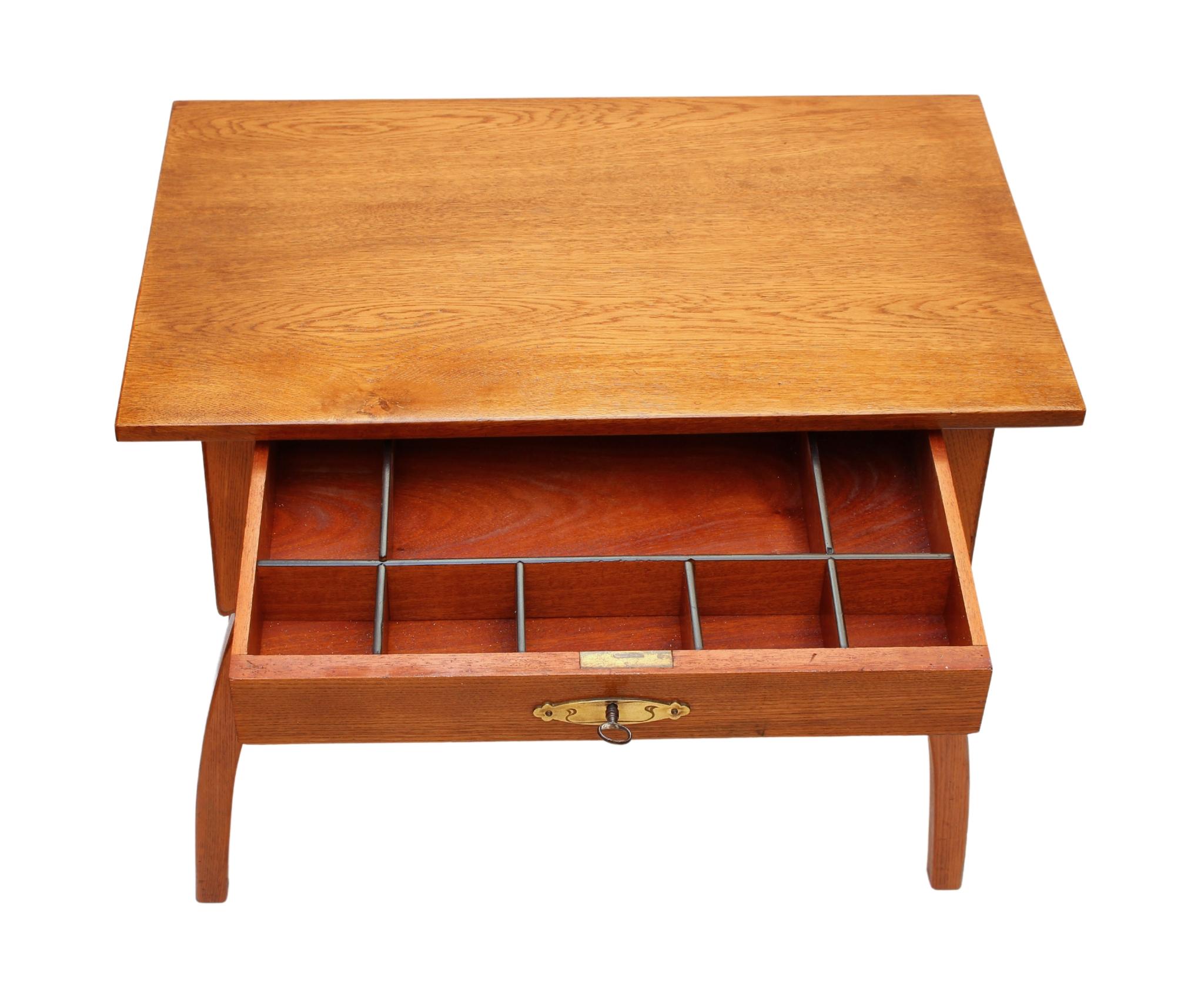 Allemand Table de couture / d'appoint Art Nouveau en bois de chêne en vente