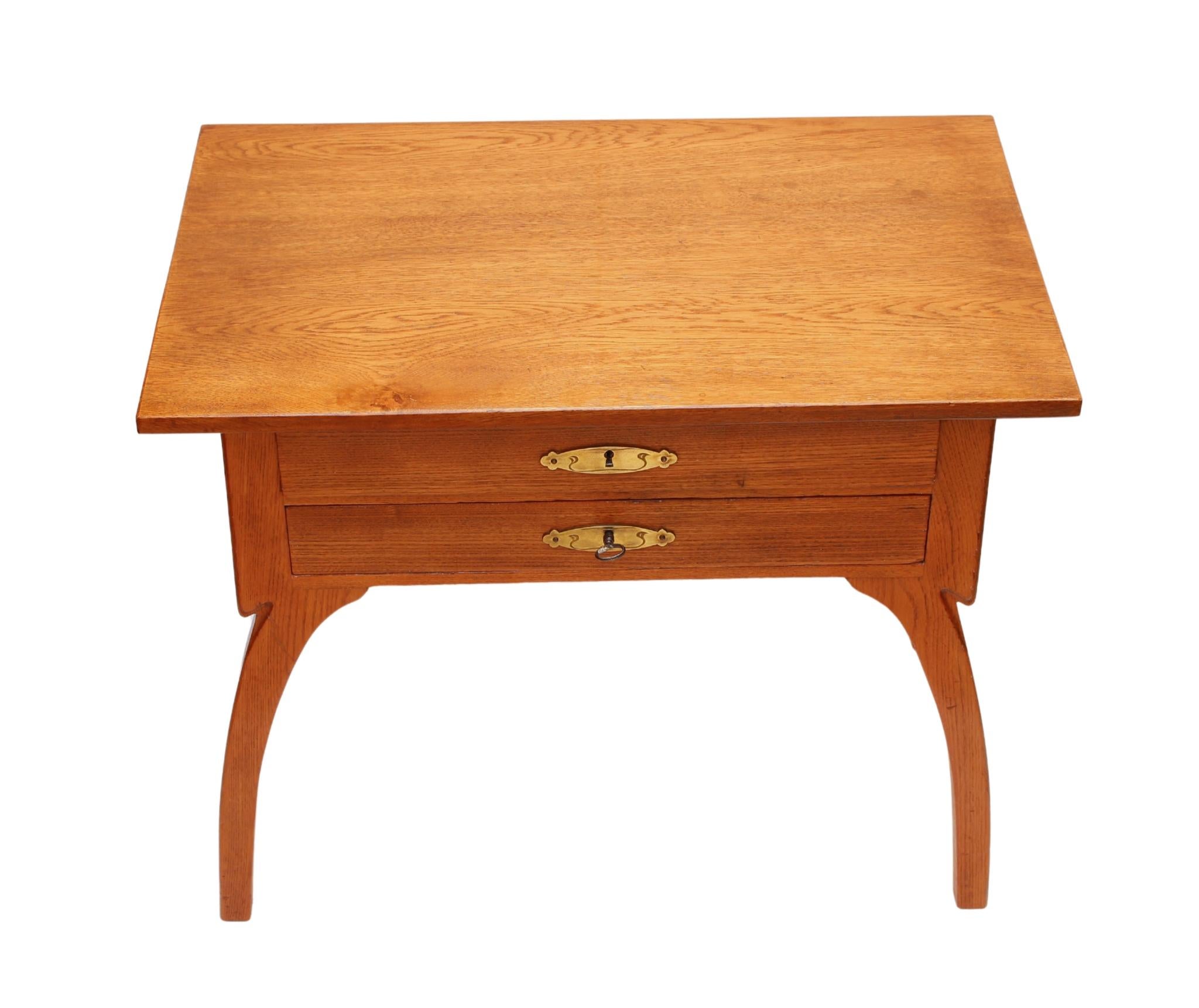 Poli Table de couture / d'appoint Art Nouveau en bois de chêne en vente