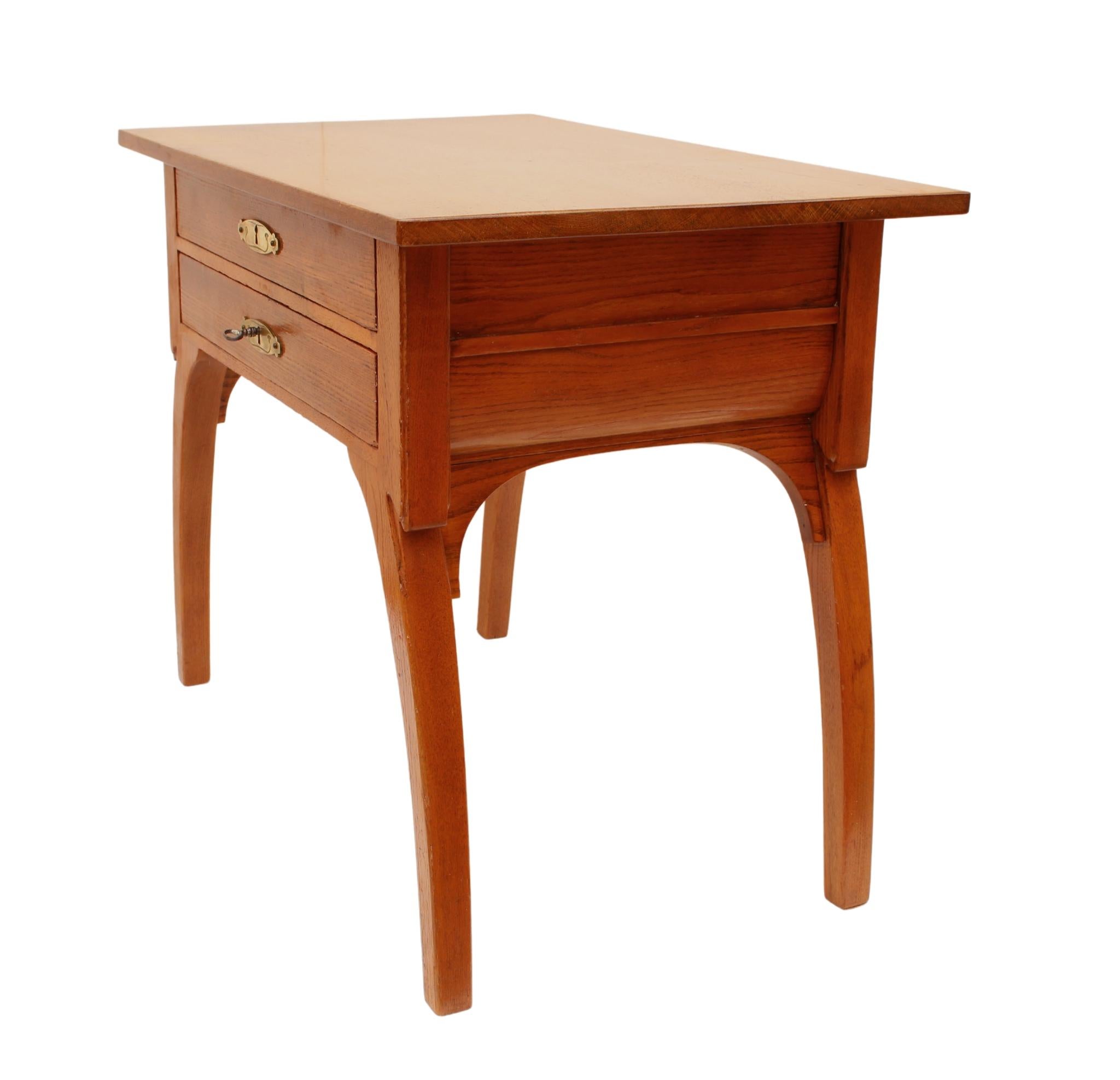 Table de couture / d'appoint Art Nouveau en bois de chêne Bon état - En vente à Darmstadt, DE