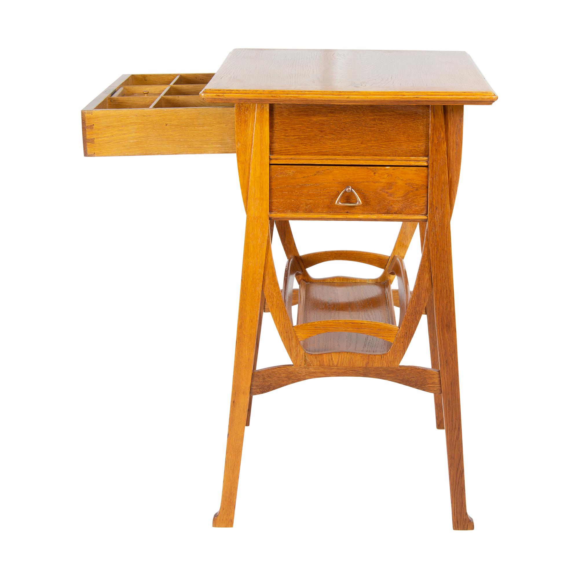 20ième siècle Table d'appoint en bois de chêne Art Nouveau Couture / Table en vente