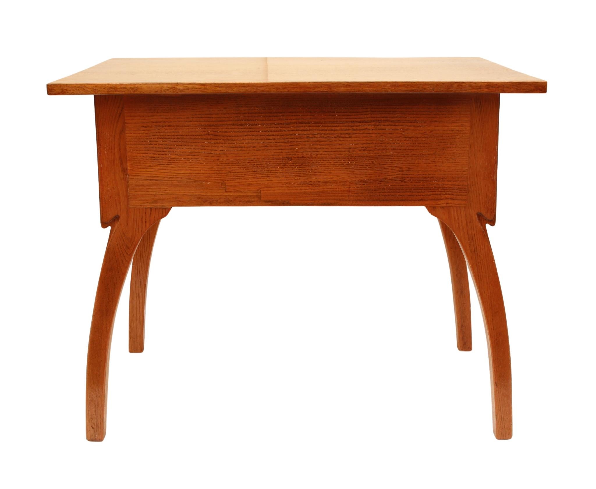 20ième siècle Table de couture / d'appoint Art Nouveau en bois de chêne en vente