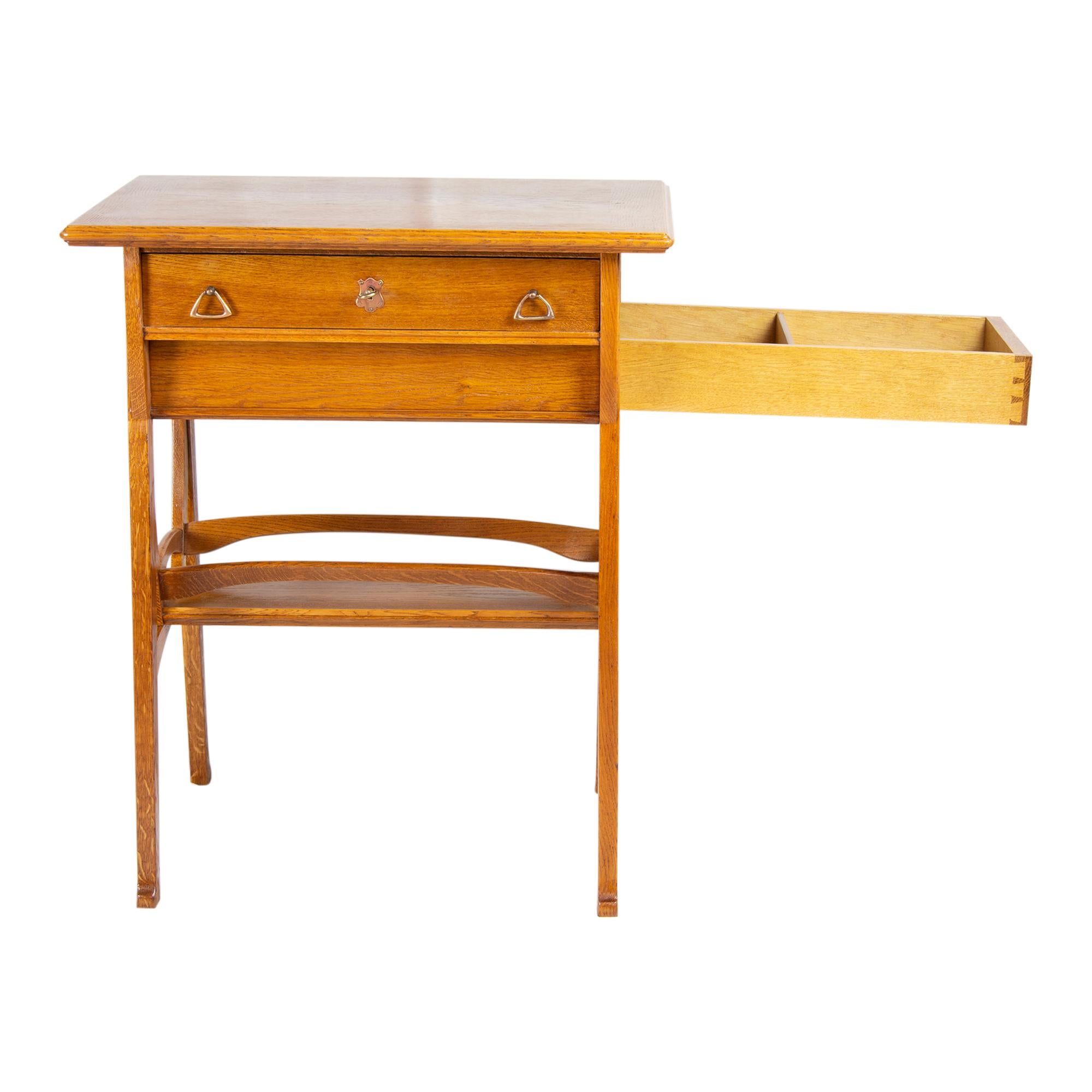 Chêne Table d'appoint en bois de chêne Art Nouveau Couture / Table en vente