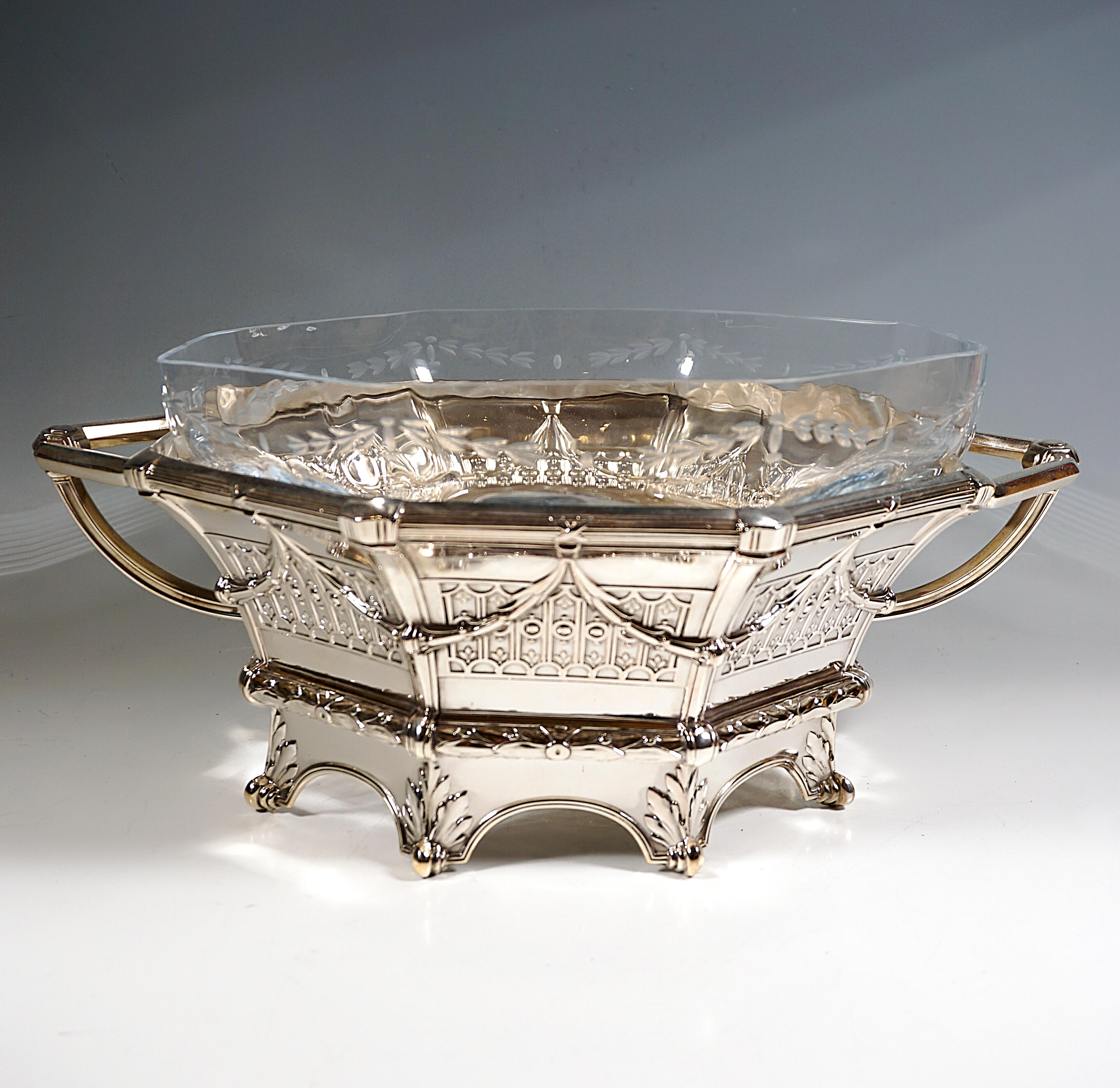 Exceptional, decorative Art Nouveau piece:
Silver centerpiece with an octagonal ground plan, standing on eight feet, the body of the vessel with the walls splayed upwards, rich decoration with surrounding decorative strips and leaf garlands, at the