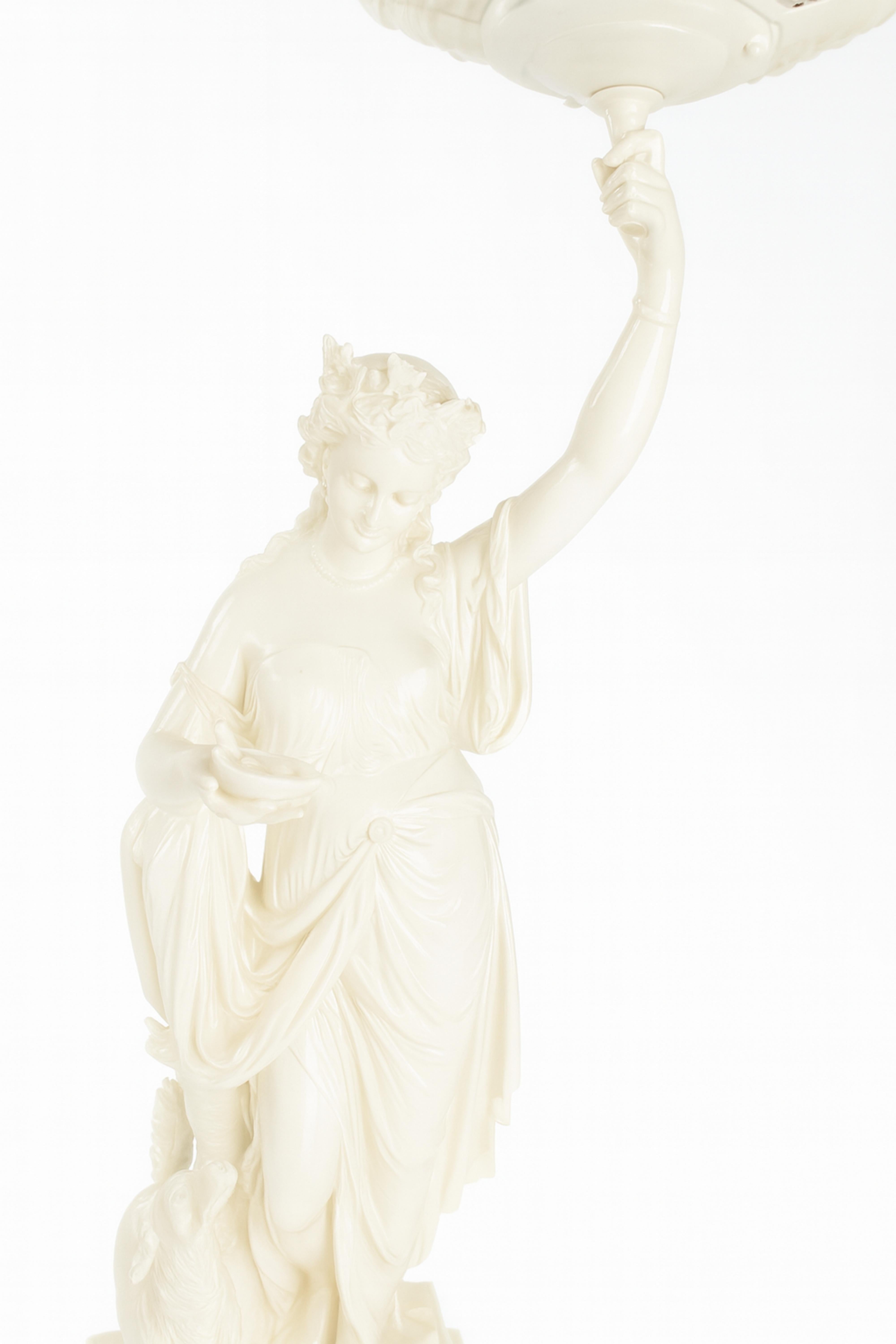 Jugendstil-Lampe aus weißem Lack mit Frau, 20. Jahrhundert (Art nouveau) im Angebot