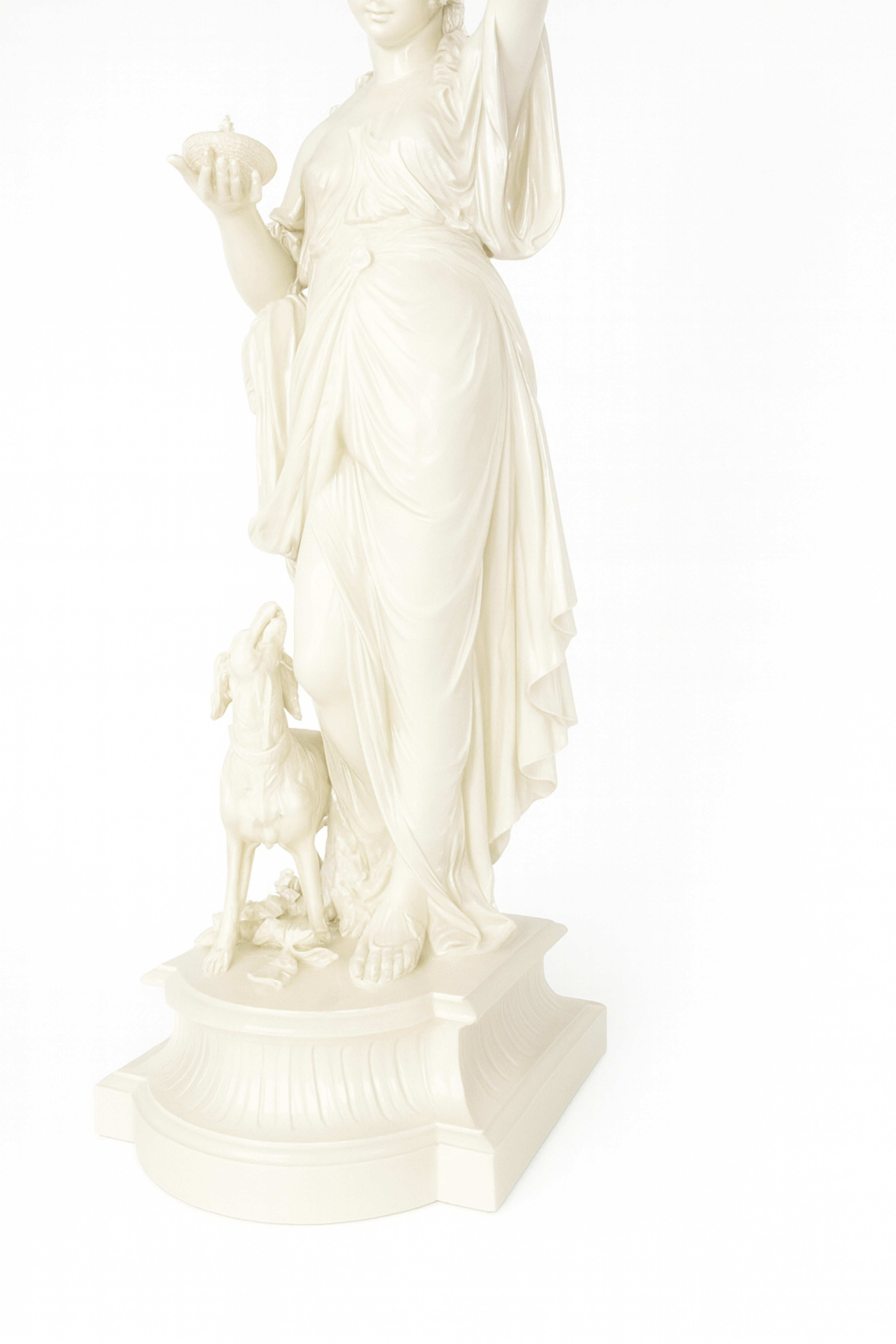 Jugendstil-Lampe aus weißem Lack mit Frau, 20. Jahrhundert (Französisch) im Angebot