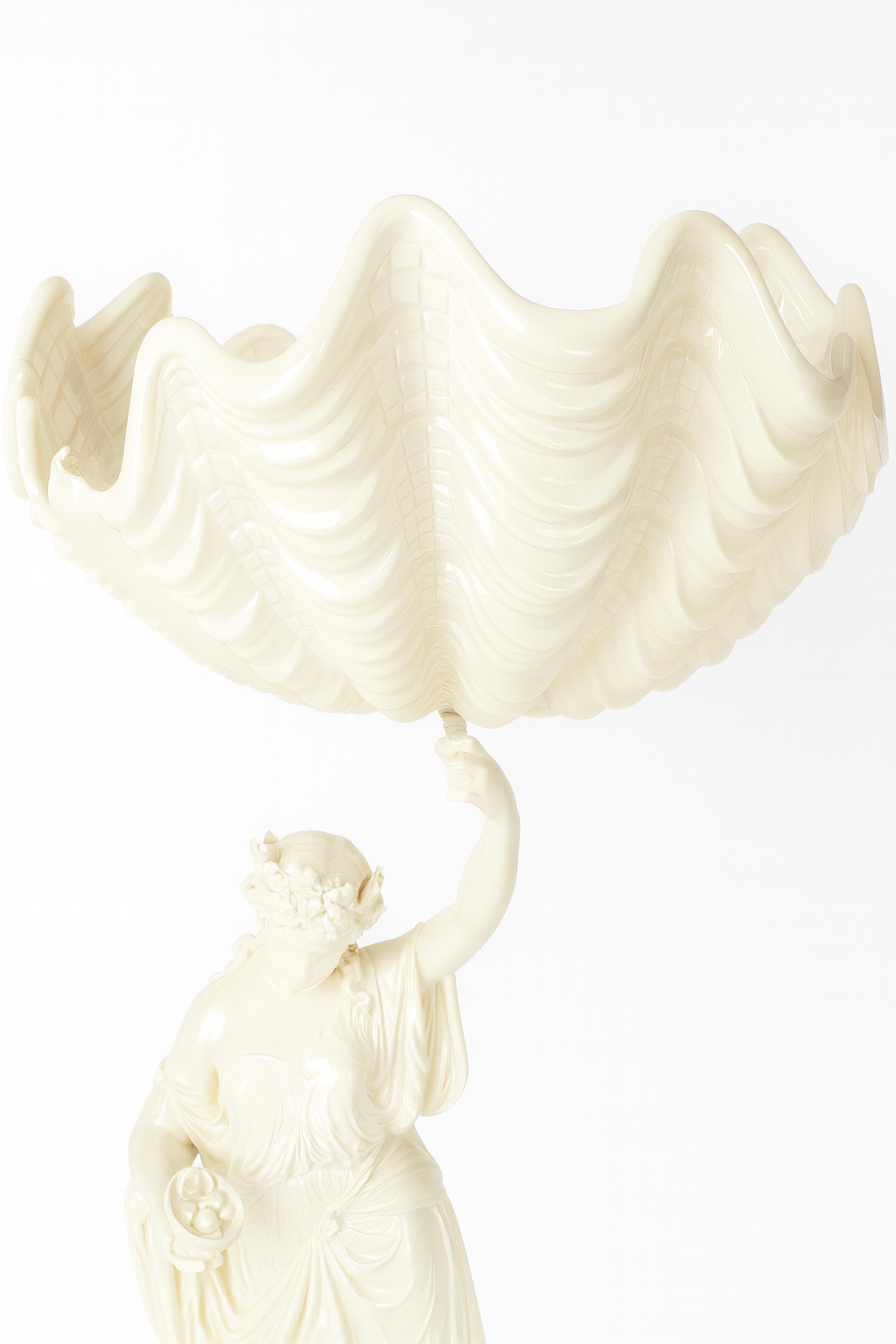 Jugendstil-Lampe aus weißem Lack mit Frau, 20. Jahrhundert im Zustand „Gut“ im Angebot in Lisbon, PT