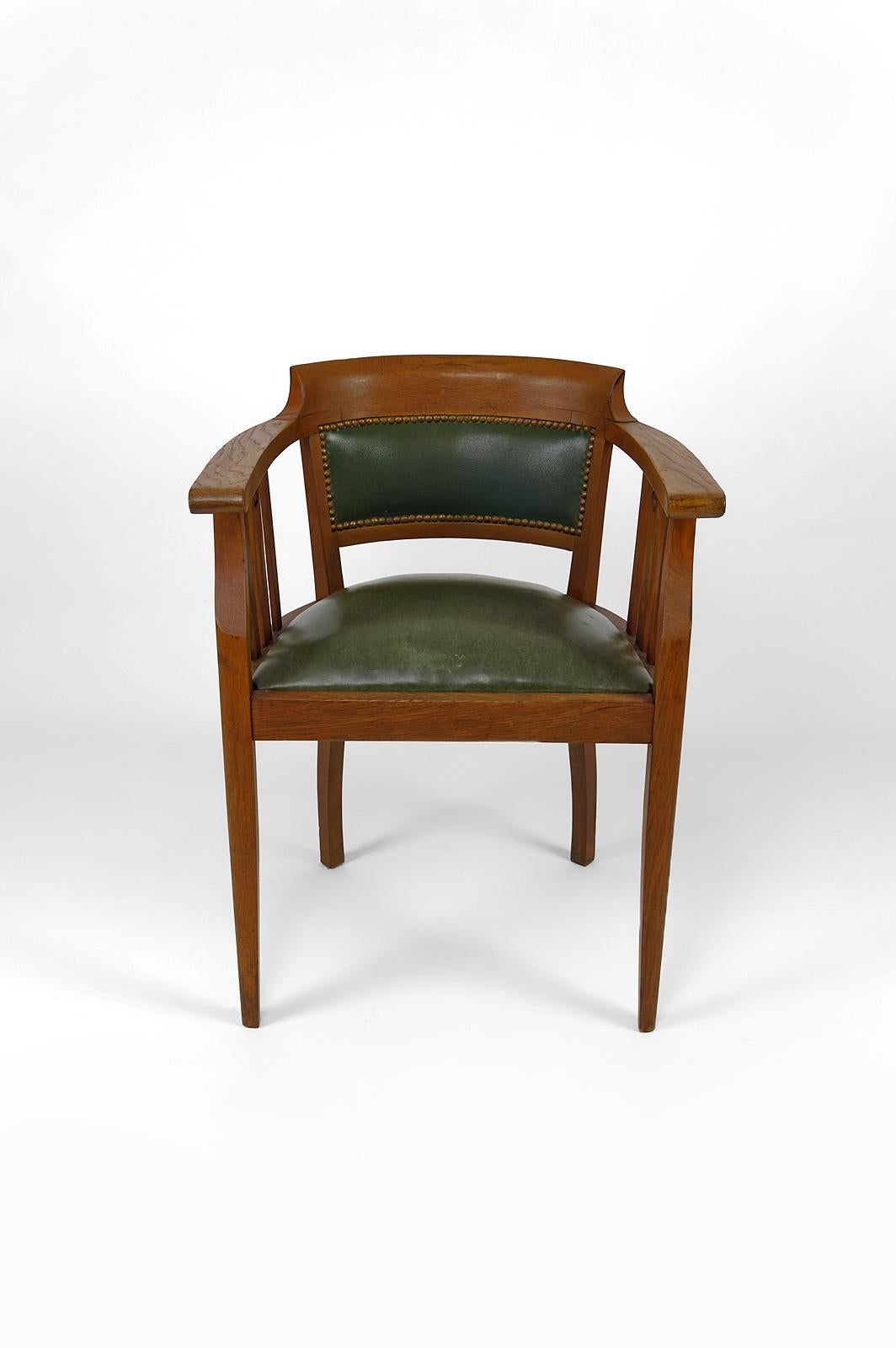 Elegant office / desk armchair in oak with seat and backrest in imitation leather / dark green leatherette.

Art Nouveau / Jugendstil, Germany or Austria, cica 1910-1920.

In good condition.

Dimensions:
Height 80cm
Width 60cm
Depth