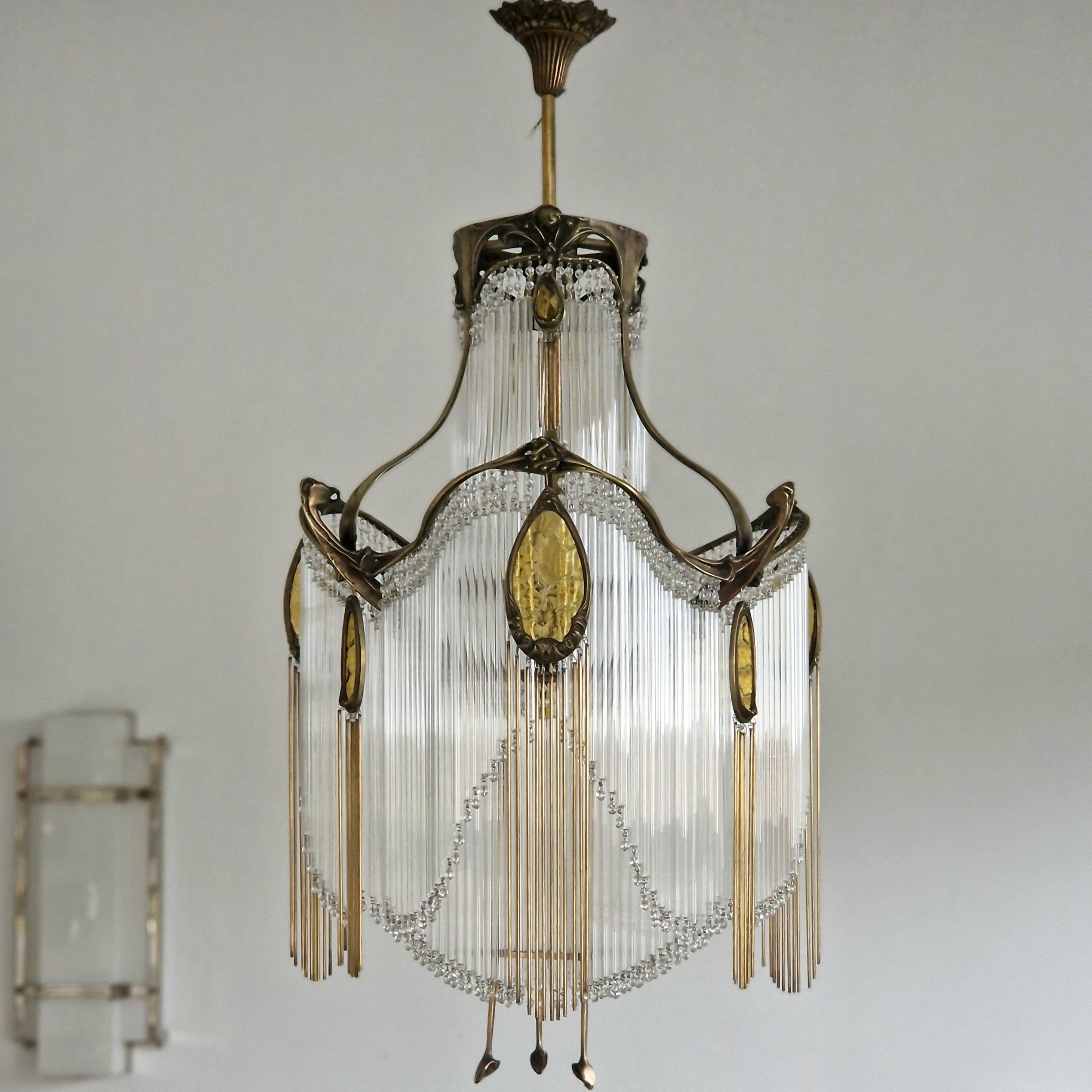 Lustre Art nouveau de Hector Guimard. Vieux bronze avec finition et verres ambrés.