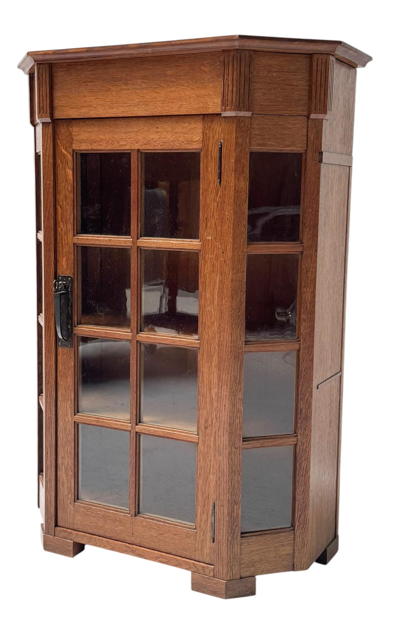 Superbe et élégante armoire à une porte de style Art nouveau.
Design/One par H.F. Jansen & Zonen Amsterdam.
Un design néerlandais saisissant des années 1900.
Base en chêne massif avec une porte avec verre d'origine et poignée décorative en laiton
