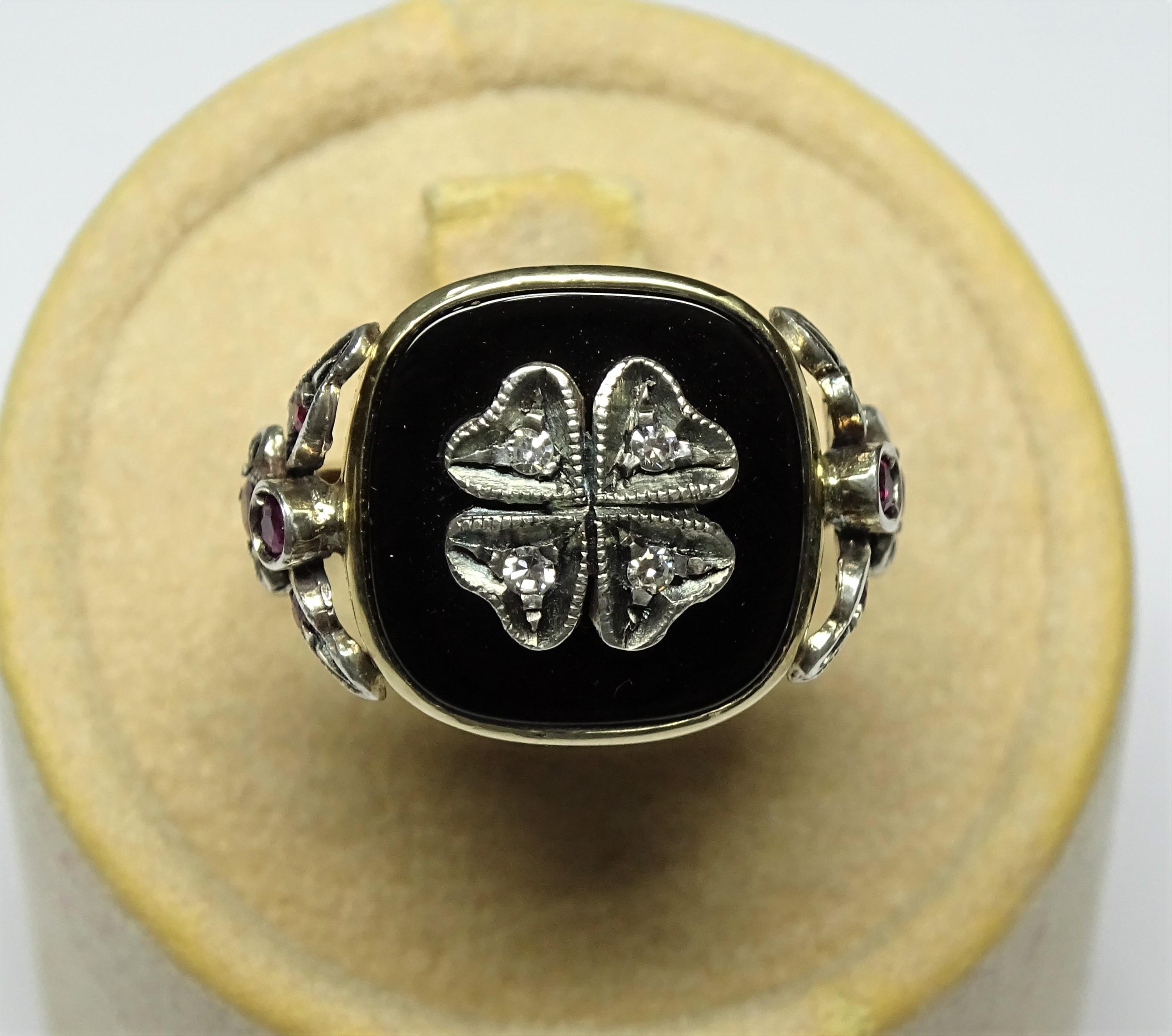 Women's or Men's Art Nouveau Onyx 0.32 Carat Ruby Round Cut Diamonds 14 Karat Yellow Gold Ring For Sale