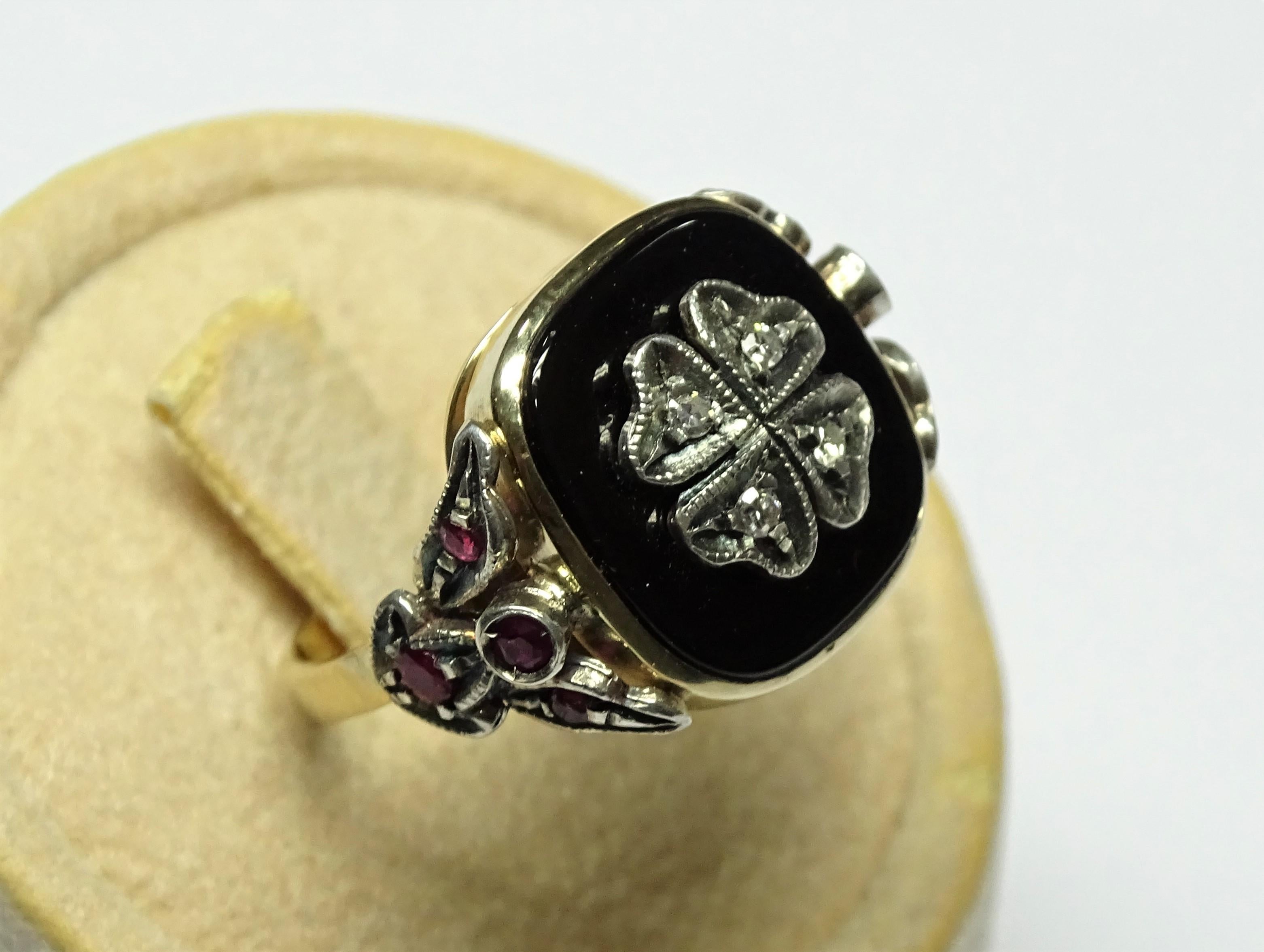 Art Nouveau Onyx 0.32 Carat Ruby Round Cut Diamonds 14 Karat Yellow Gold Ring For Sale 1