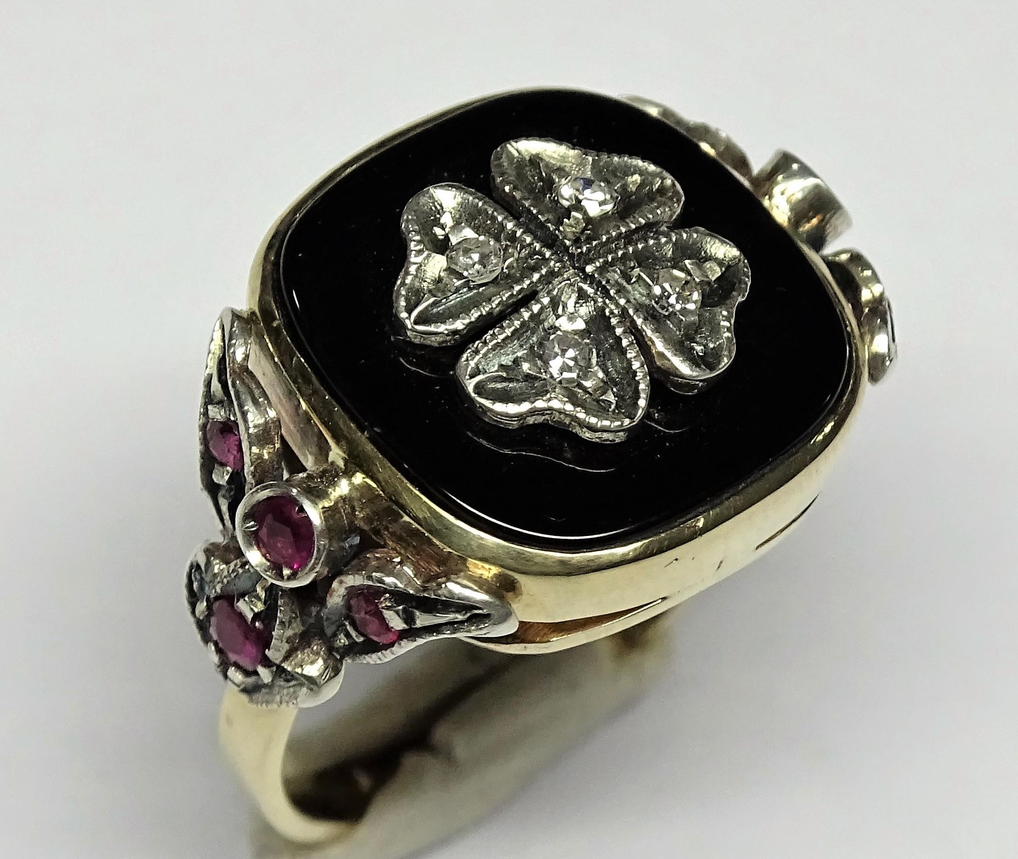 This Ring is made of 14K Yellow Gold and Sterling Silver.
This Ring has 0.07 Carats of Round Cut White Diamonds.
This Ring has 0.32 Carats of Rubies and an Onyx.
This Ring is inspired by Art Nouveau.
Size ITA: 16.5 - Size USA: 8
We're a workshop so