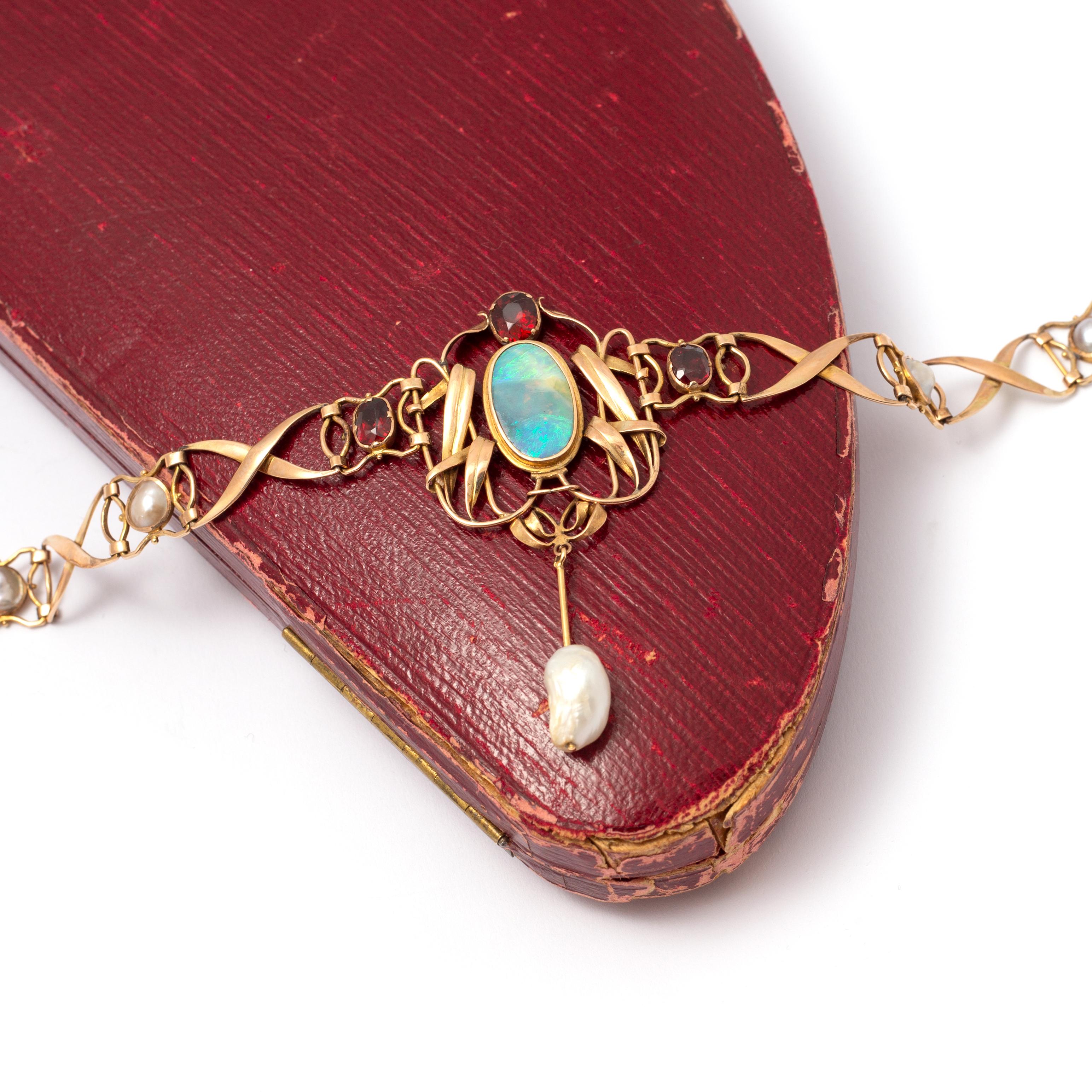 Art Nouveau Opal Gold Necklace In Excellent Condition In Geneva, CH