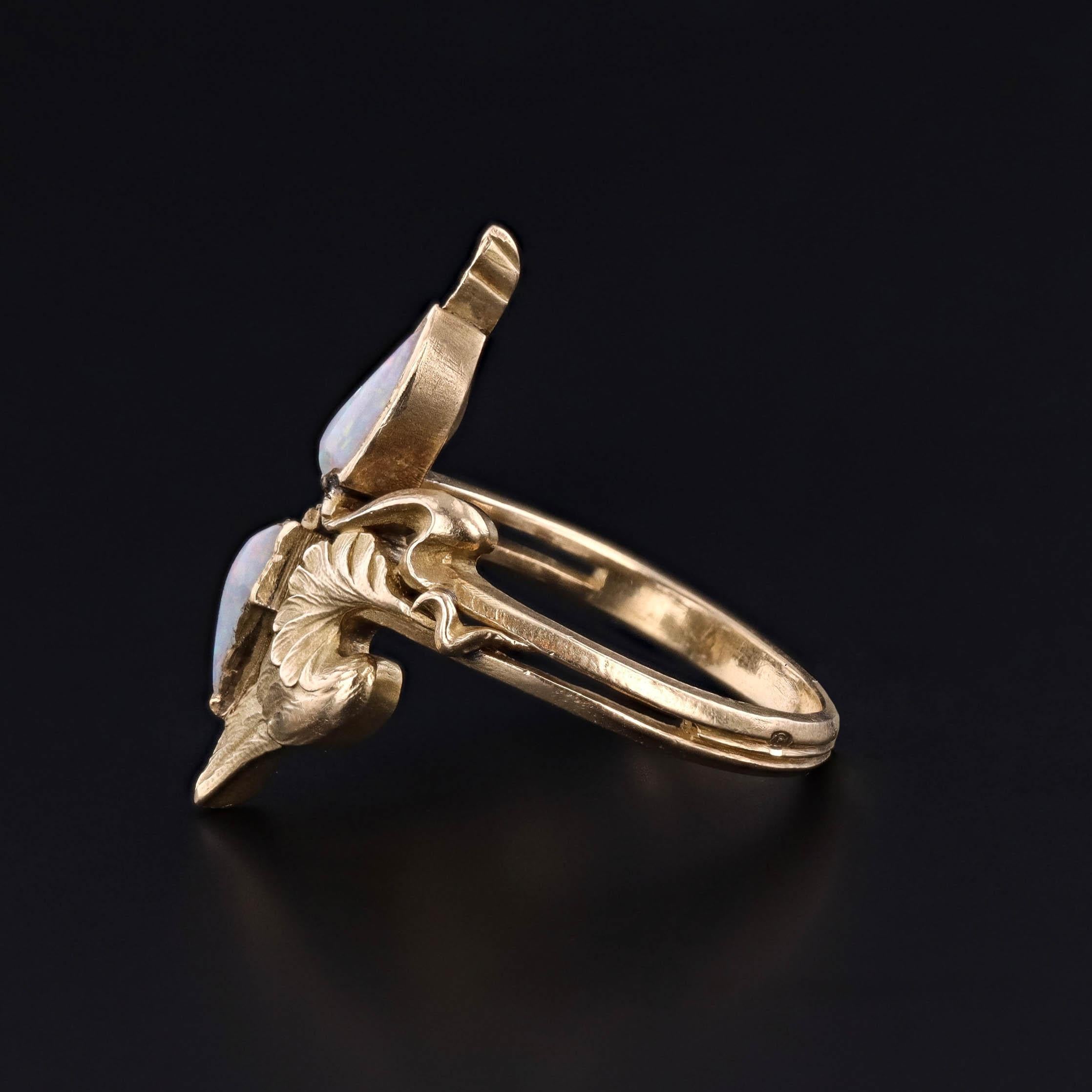 Scudo Anello ad ali di opale in stile Art Nouveau in oro 18k in vendita