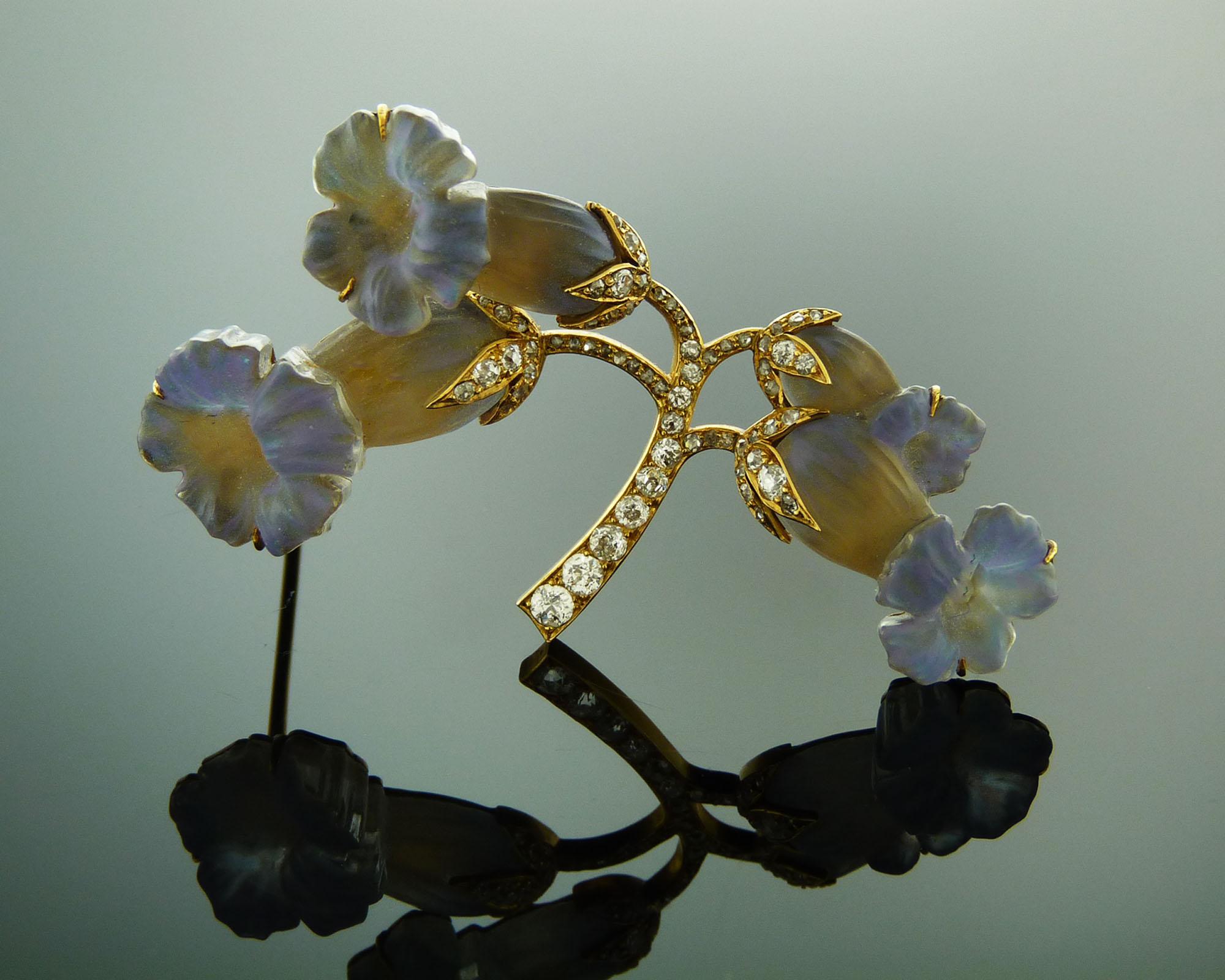 Blumenbrosche aus opalisierendem Glas und Diamanten im Jugendstil von Rene Lalique (Art nouveau) im Angebot