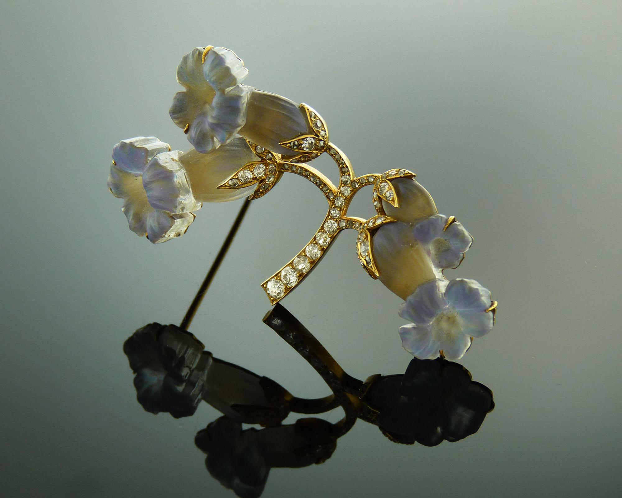 Blumenbrosche aus opalisierendem Glas und Diamanten im Jugendstil von Rene Lalique (Rosenschliff) im Angebot