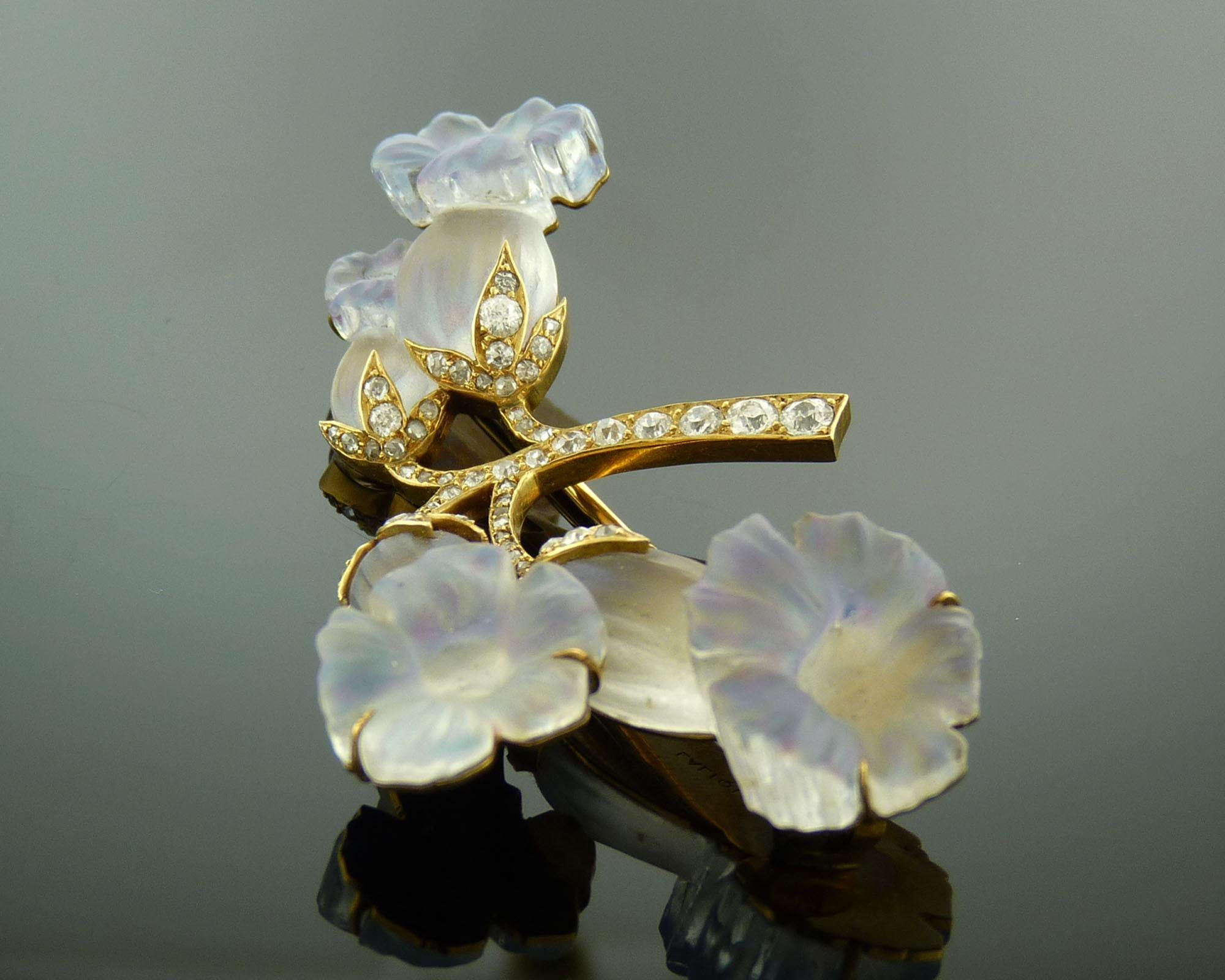 Blumenbrosche aus opalisierendem Glas und Diamanten im Jugendstil von Rene Lalique im Zustand „Hervorragend“ im Angebot in New York, NY
