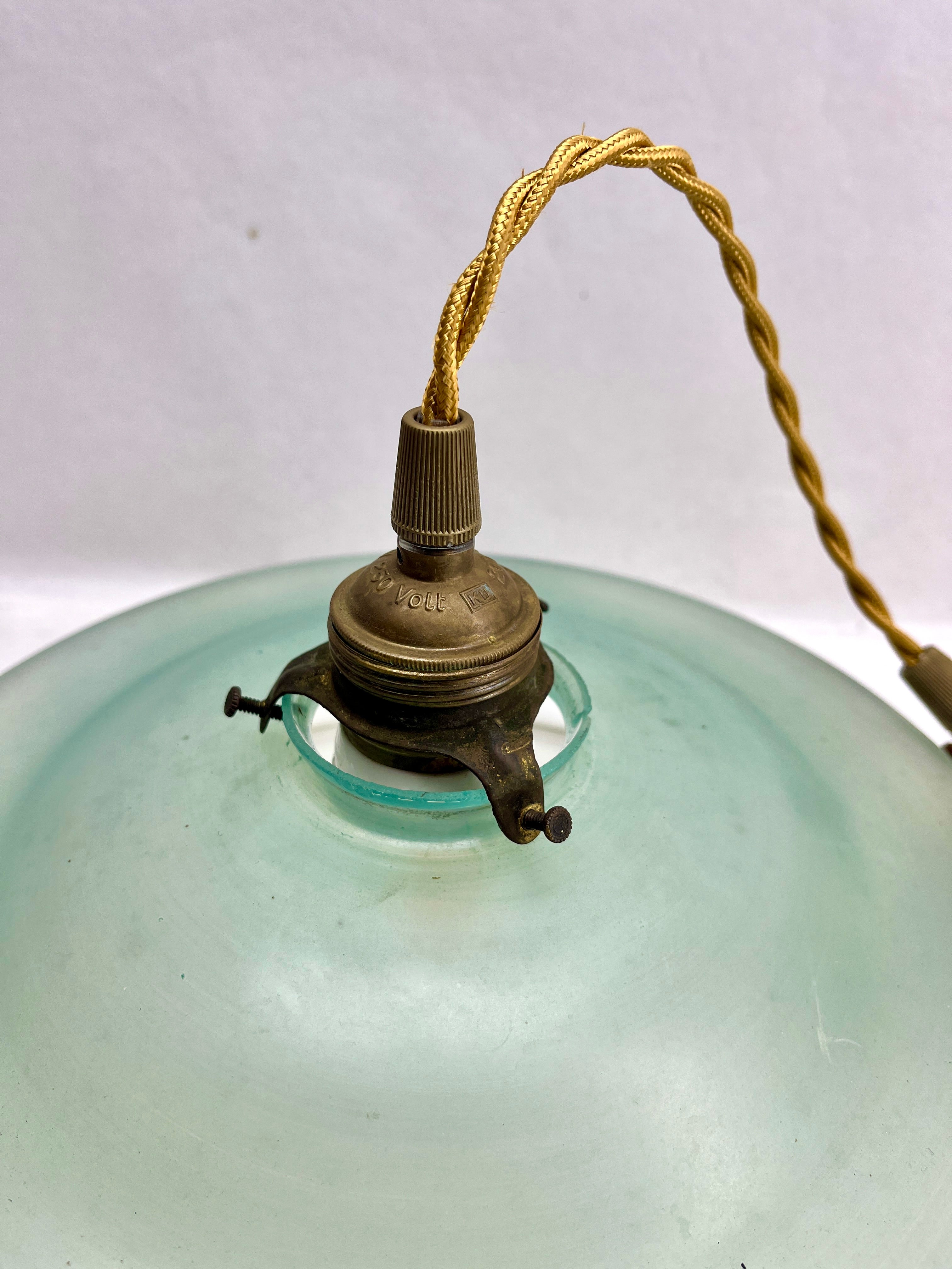 Milieu du XXe siècle Plafonnier Art Nouveau Opaline peint à la main, Scailmont Belgique Abat-jour en verre en vente