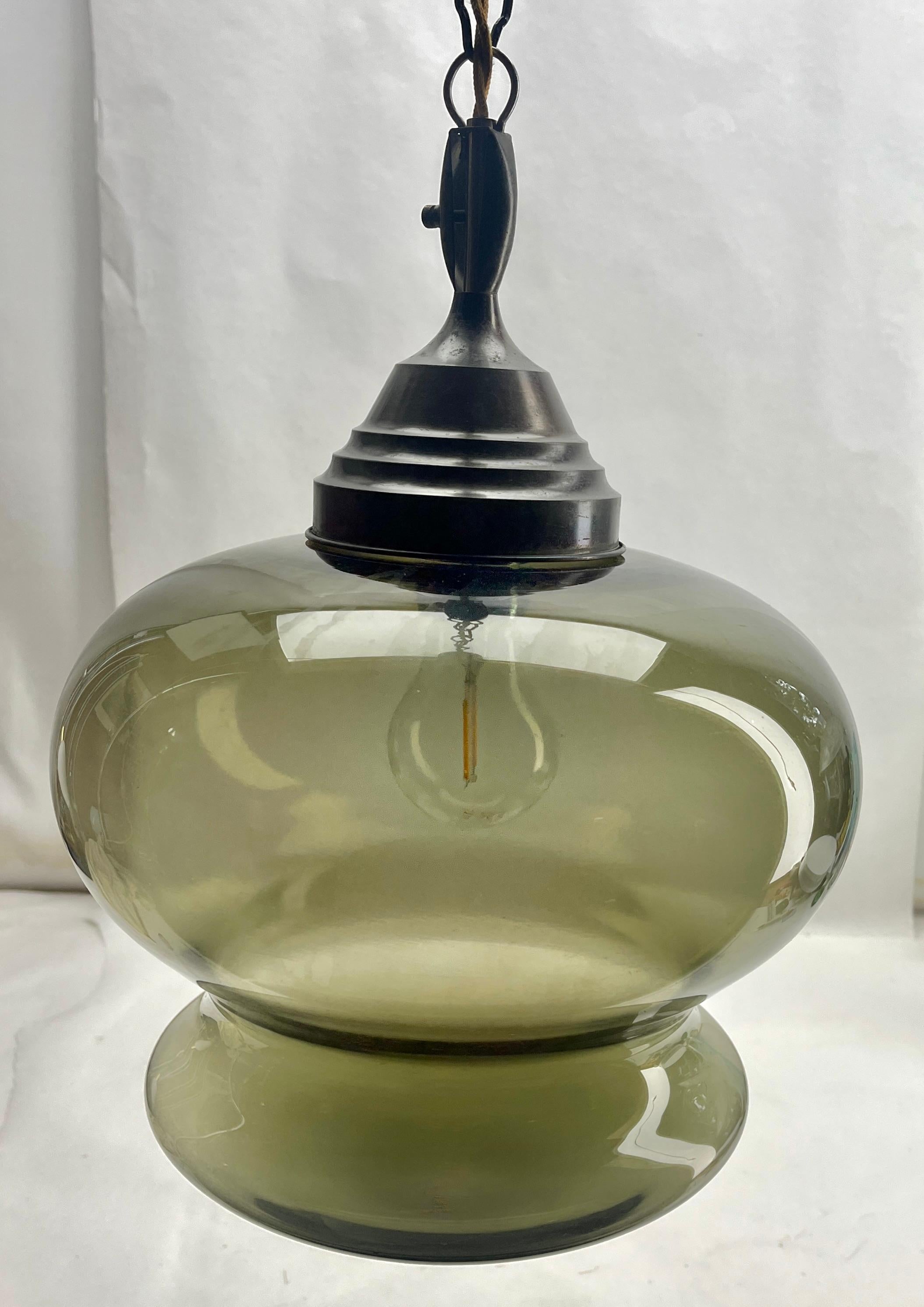 Jugendstil-Deckenleuchte aus Opal, massiver belgischer Glasschirm, 1930er Jahre (Art nouveau) im Angebot
