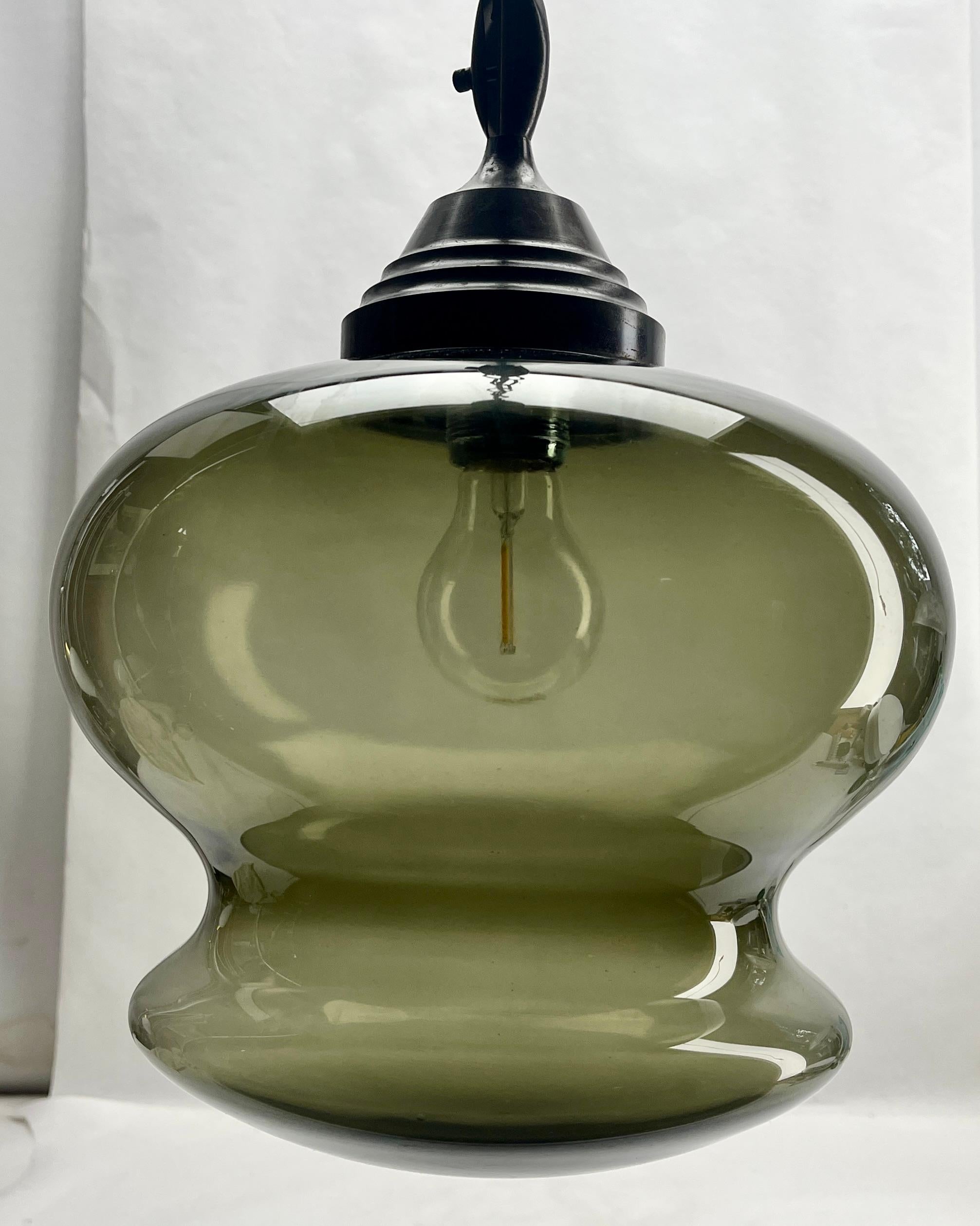 Jugendstil-Deckenleuchte aus Opal, massiver belgischer Glasschirm, 1930er Jahre (Belgisch) im Angebot