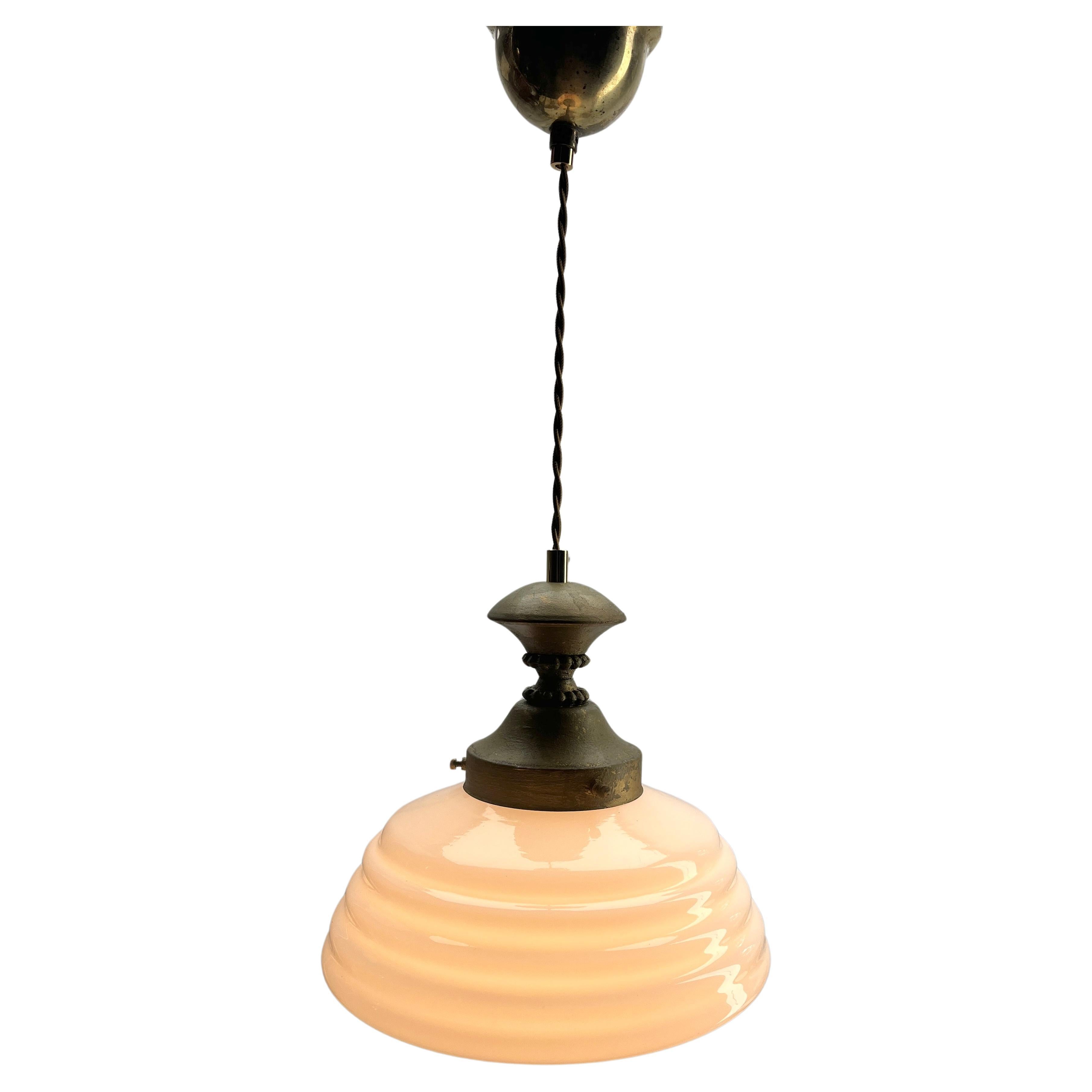 Lampada da soffitto in stile Art Nouveau.
La fotografia non riesce a catturare la semplice ed elegante illuminazione fornita da questa lampada.

Plafoniera a sospensione con fissaggio per contenere un elegante paralume belga Art Deco. 
Buona