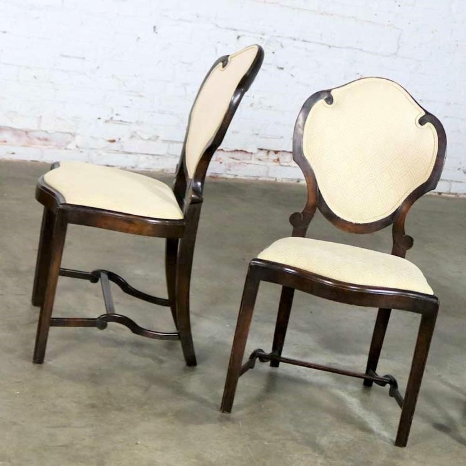 Ensemble de quatre chaises de salle à manger anciennes à dossier bouclier Art Nouveau ou Art Déco en vente 4