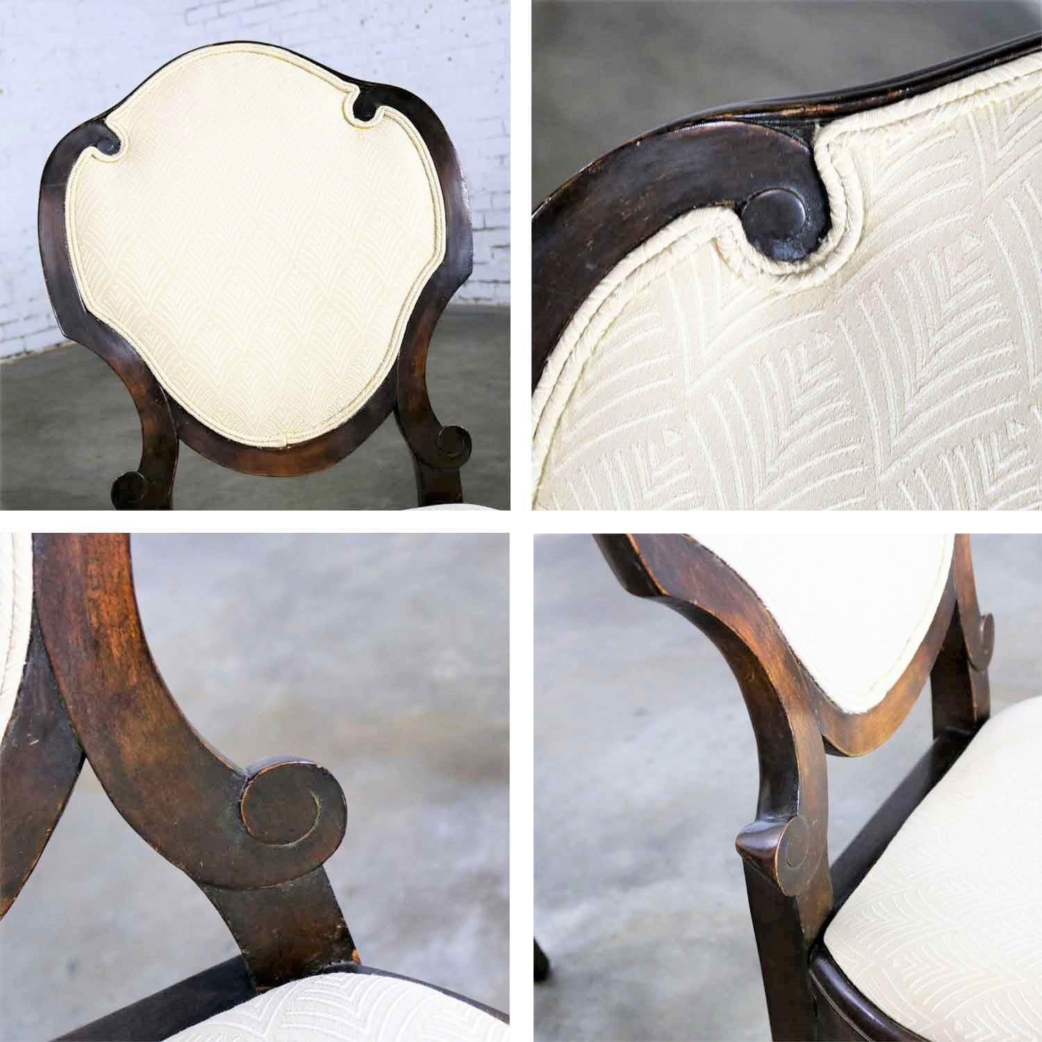 Ensemble de quatre chaises de salle à manger anciennes à dossier bouclier Art Nouveau ou Art Déco en vente 5