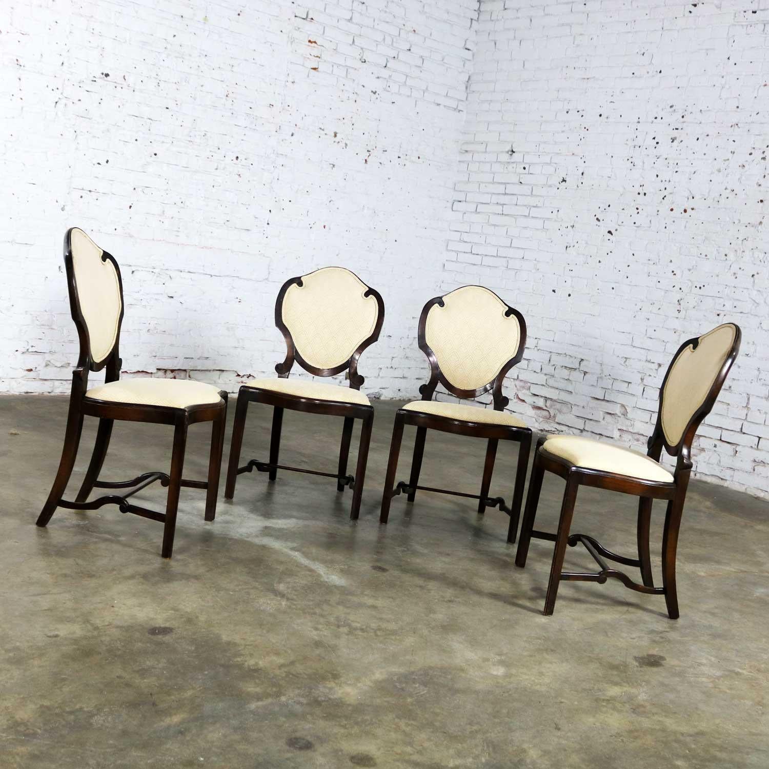 Ensemble de quatre chaises de salle à manger anciennes à dossier bouclier Art Nouveau ou Art Déco Bon état - En vente à Topeka, KS