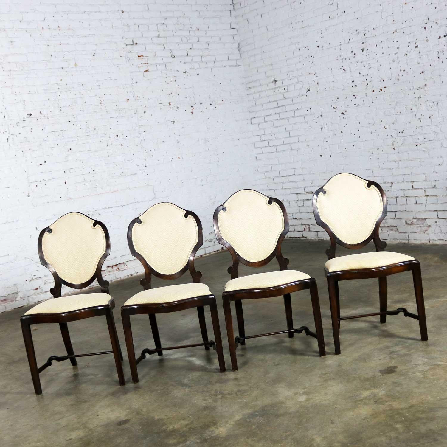 20ième siècle Ensemble de quatre chaises de salle à manger anciennes à dossier bouclier Art Nouveau ou Art Déco en vente