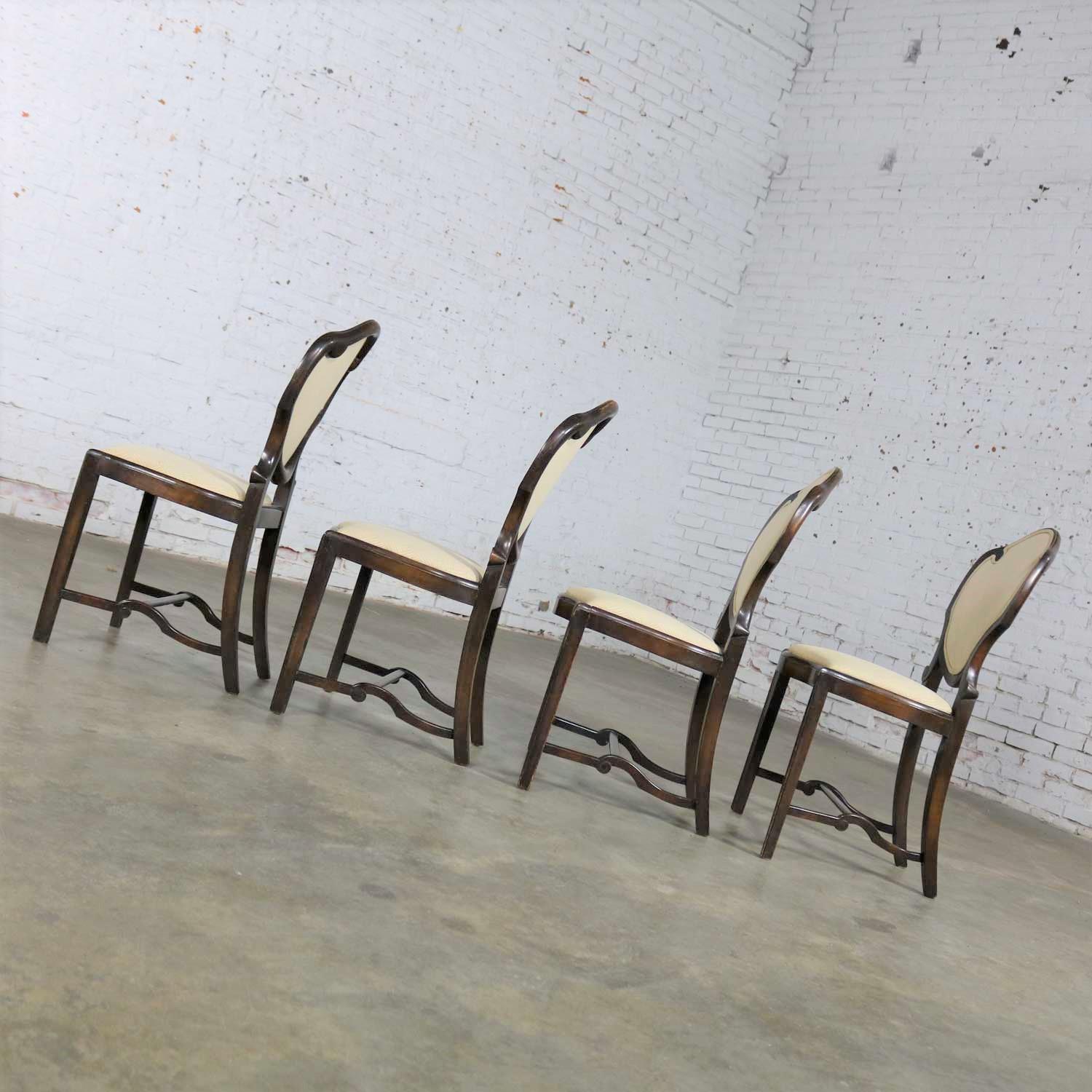 Tissu Ensemble de quatre chaises de salle à manger anciennes à dossier bouclier Art Nouveau ou Art Déco en vente