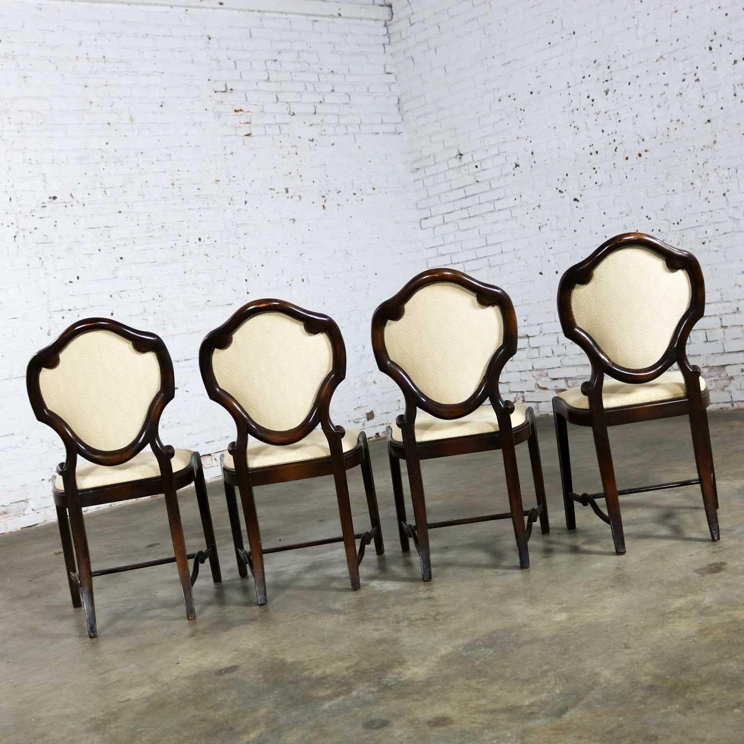 Ensemble de quatre chaises de salle à manger anciennes à dossier bouclier Art Nouveau ou Art Déco en vente 1