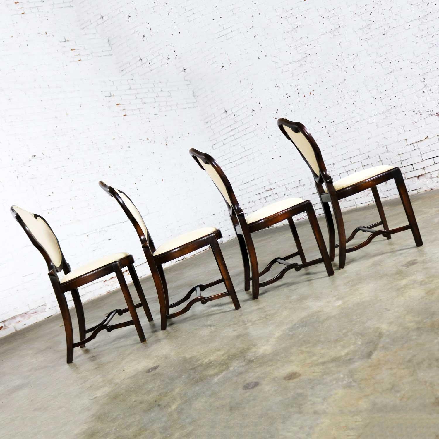 Ensemble de quatre chaises de salle à manger anciennes à dossier bouclier Art Nouveau ou Art Déco en vente 2