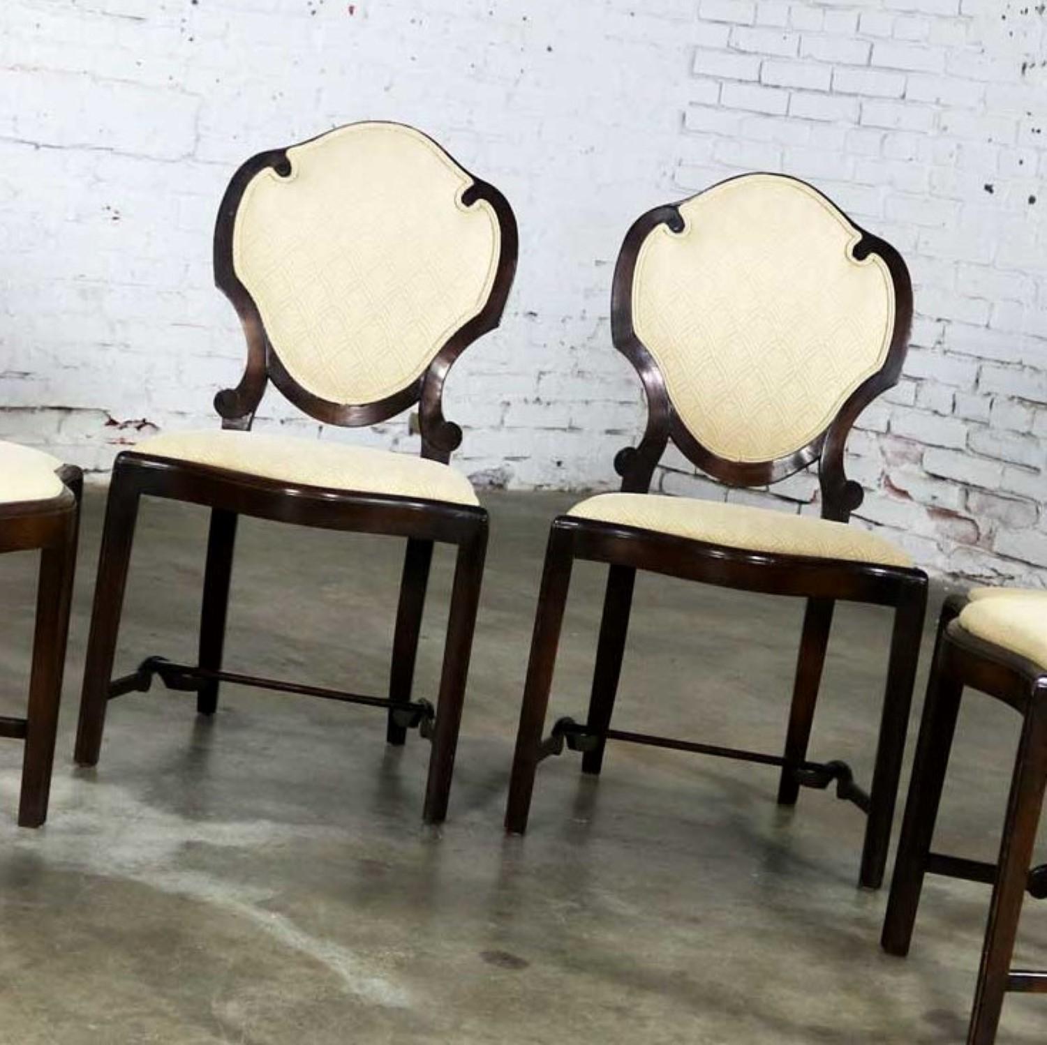 Ensemble de quatre chaises de salle à manger anciennes à dossier bouclier Art Nouveau ou Art Déco en vente 3