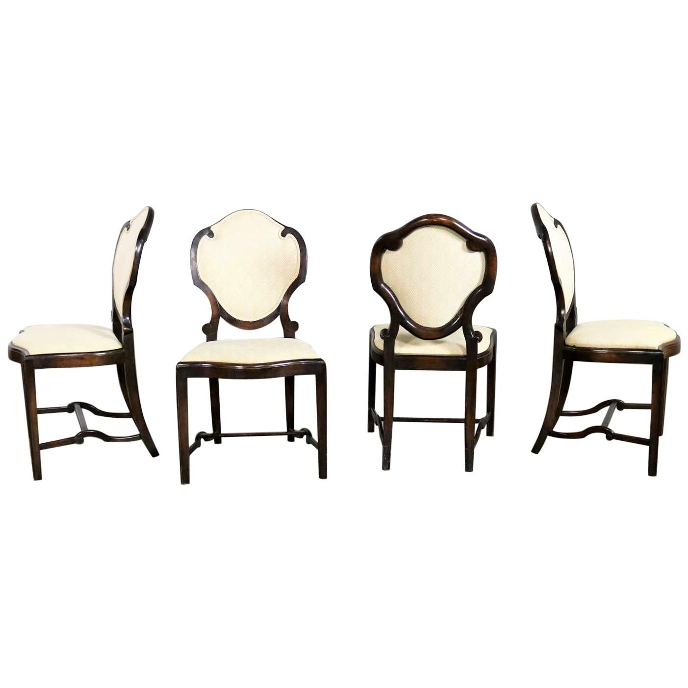 Ensemble de quatre chaises de salle à manger anciennes à dossier bouclier Art Nouveau ou Art Déco