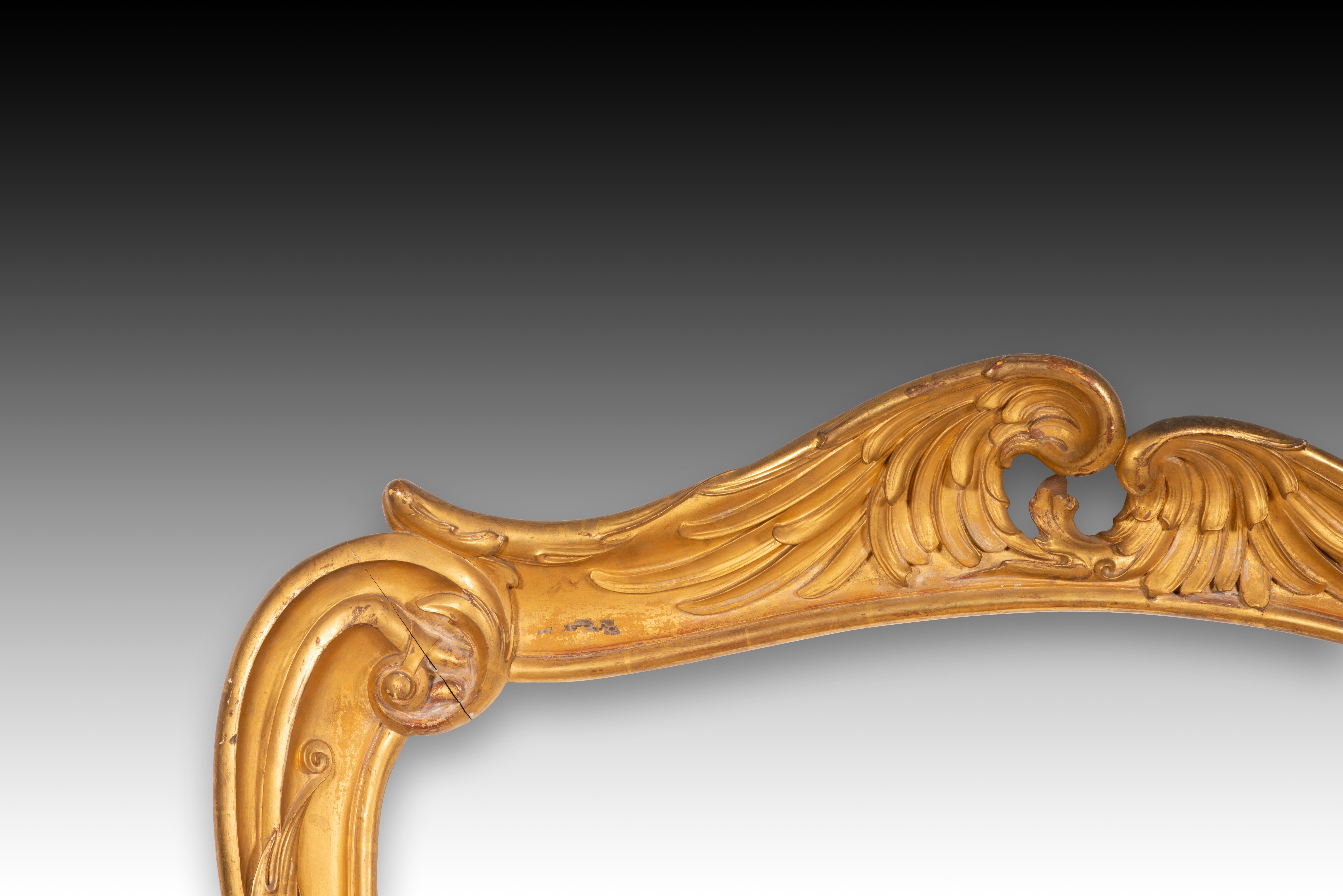 Cadre Art nouveau ou moderniste. Bois sculpté. Circa 1900.
 Cadre de paysage rectangulaire en bois sculpté, décoré d'ailes sur la partie supérieure et d'une série d'éléments architecturaux et végétaux disposés de manière asymétrique sur la surface